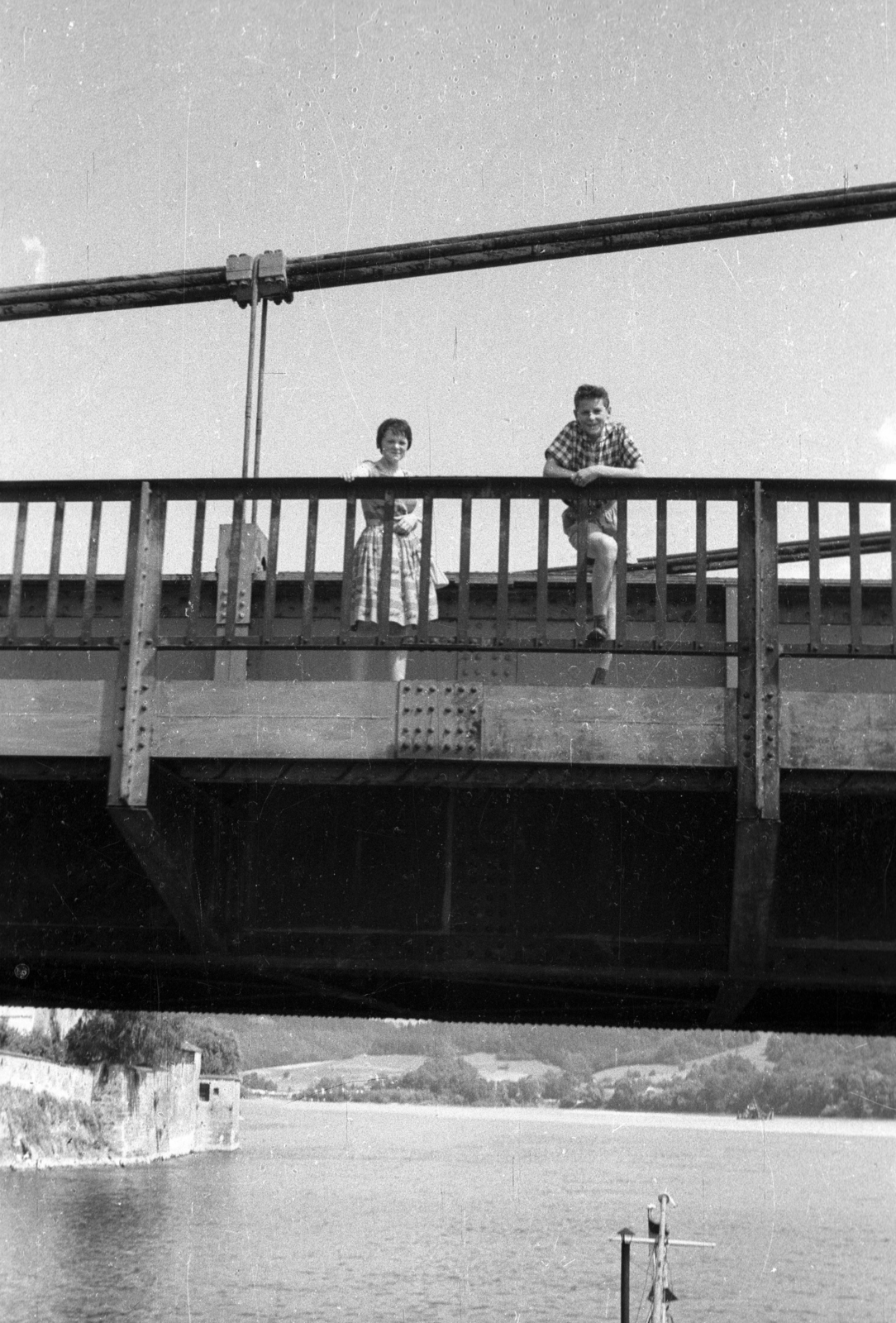 Németország, Passau, Luitpoldbrücke a Dunáról nézve., 1964, Drobni Nándor, Droppa Kálmán, híd, folyó, víztükör, férfi, folyópart, nő, vízpart, NSZK, Fortepan #75250