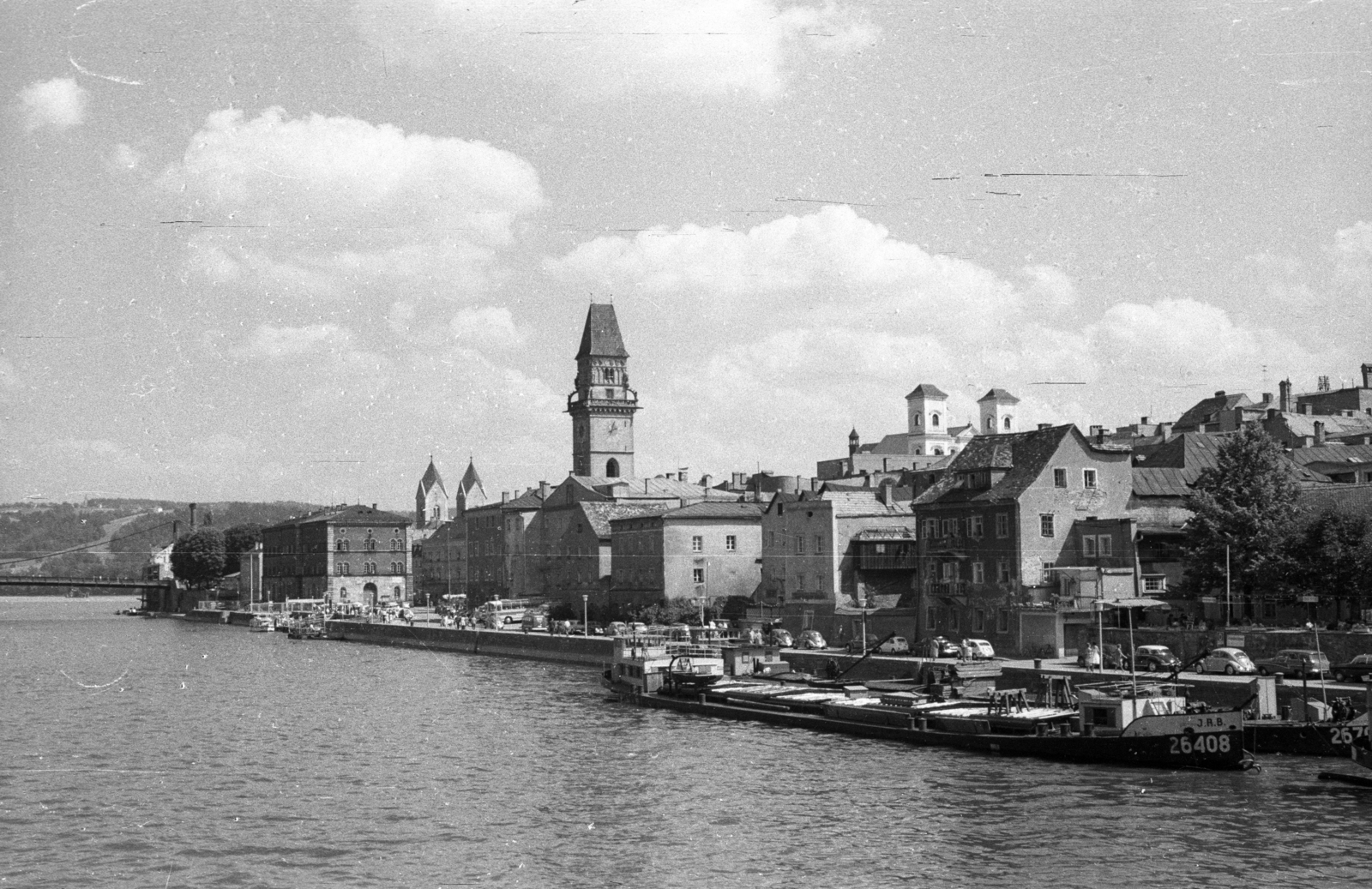 Németország, Passau, a város a Dunáról nézve, középen a Városháza tornya., 1964, Drobni Nándor, Droppa Kálmán, templom, uszály, NSZK, Fortepan #75254