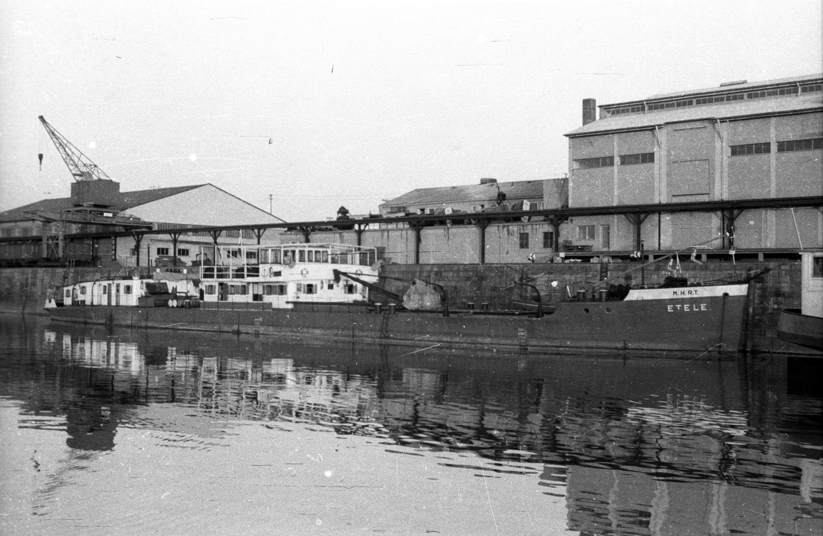 Németország, Regensburg, Westhafen., 1964, Drobni Nándor, Droppa Kálmán, hajó, víztükör, daru, vízpart, NSZK, Etele hajó, MHRT, Fortepan #75256