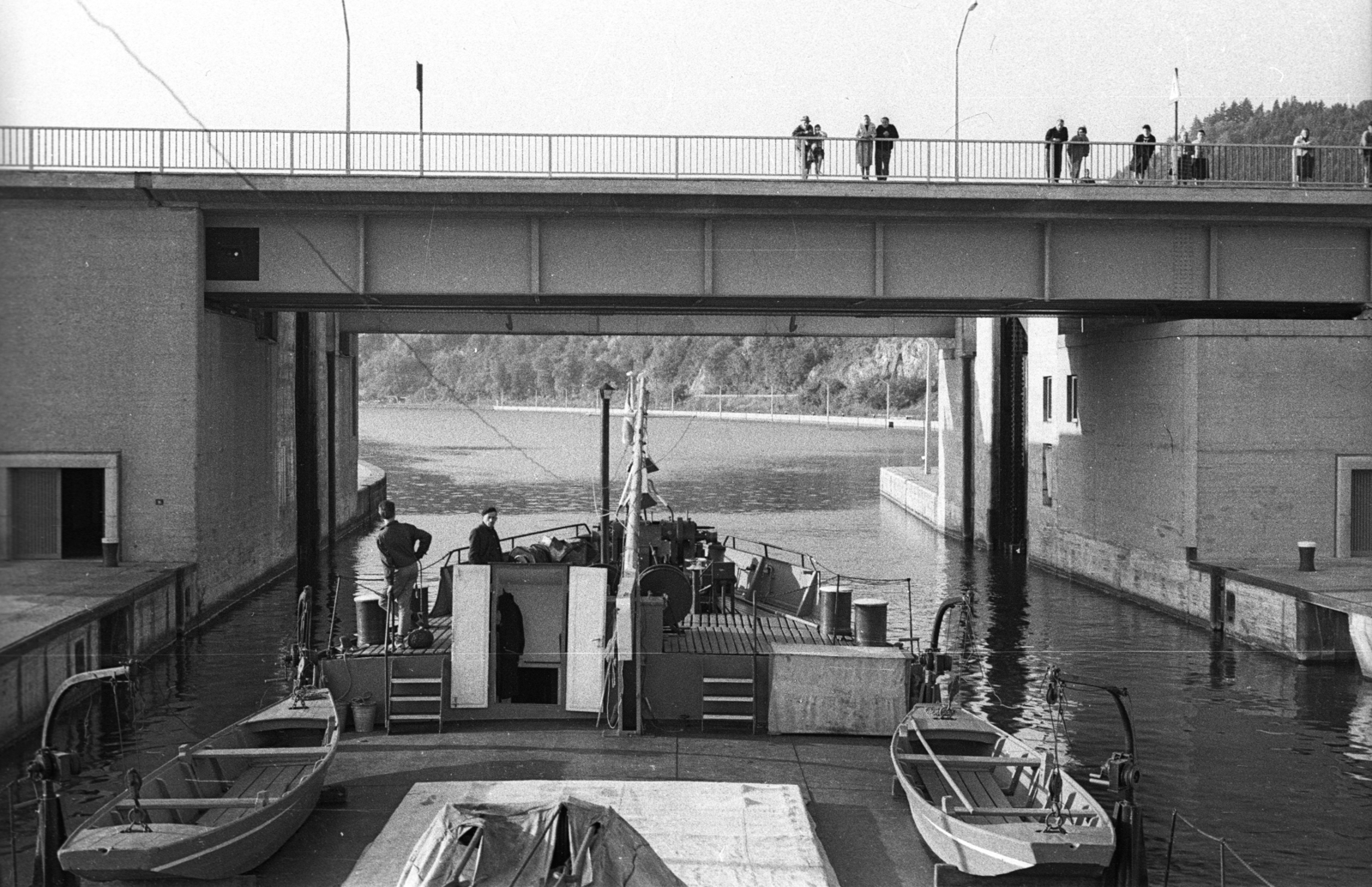 Austria, Persenbeug-Gottsdorf, az Etele áruszállító hajó zsilipelése az Ybbs-Persenbeug erőműnél a Dunán., 1964, Drobni Nándor, Droppa Kálmán, ship, boat, Etele ship, Fortepan #75260