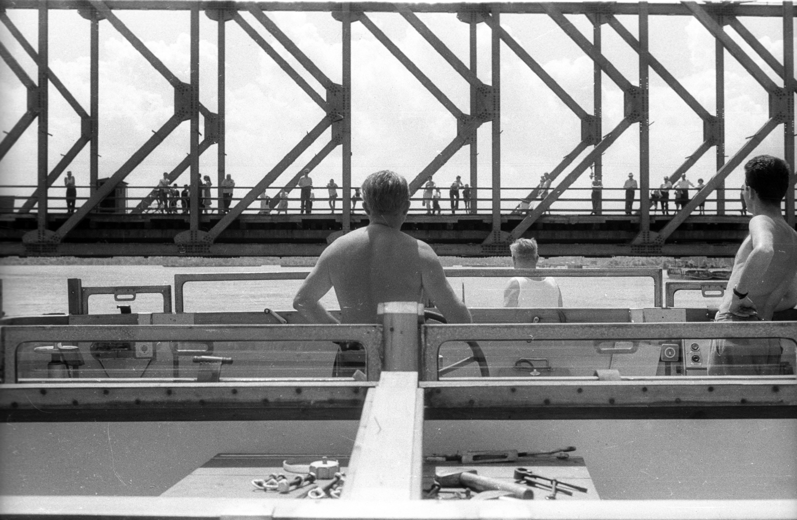 Serbia, Novi Sad, a Sopron vontatóhajó a Dunán a vasúti híd alatt halad át. A magas vízállás miatt a parancsnoki és kormányállás fülkéjét leszerelték., 1964, Drobni Nándor, Droppa Kálmán, ship, bridge, railway bridge, Sopron ship, Fortepan #75261
