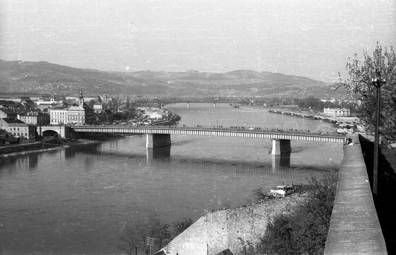 Austria, Linz, kilátás a városra a Schlossparkból. A Dunán a Nibelungenbrücke, háttérben az Eisenbahnbrücke., 1963, Drobni Nándor, Droppa Kálmán, Fortepan #75266
