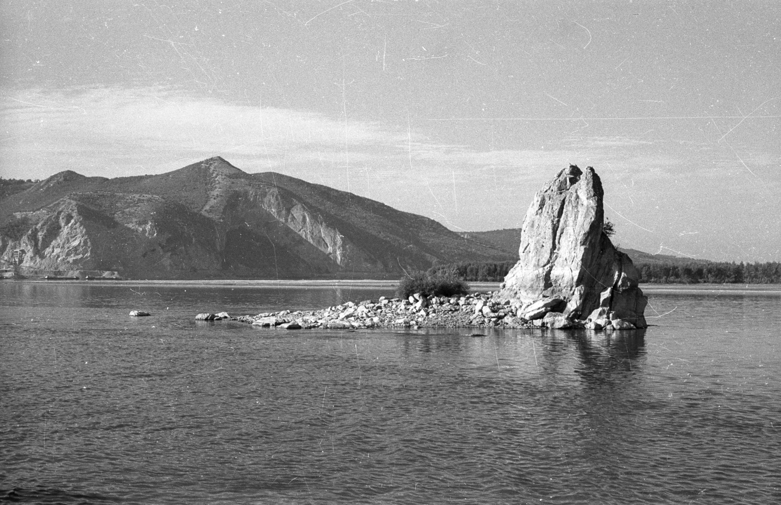 Romania, Babakai szikla a Dunán a Vaskapu-szoros bejáratánál., 1963, Drobni Nándor, Droppa Kálmán, rock, Fortepan #75275