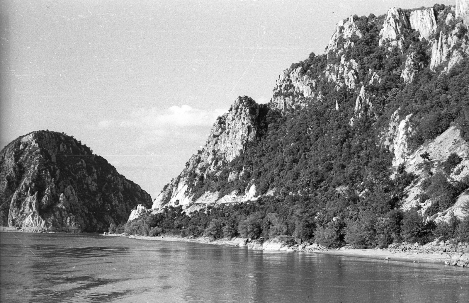 Romania,Serbia, Kis-Kazán-szoros, szemben a szerb oldalon a Pena jelzőállomás., 1963, Drobni Nándor, Droppa Kálmán, Fortepan #75279