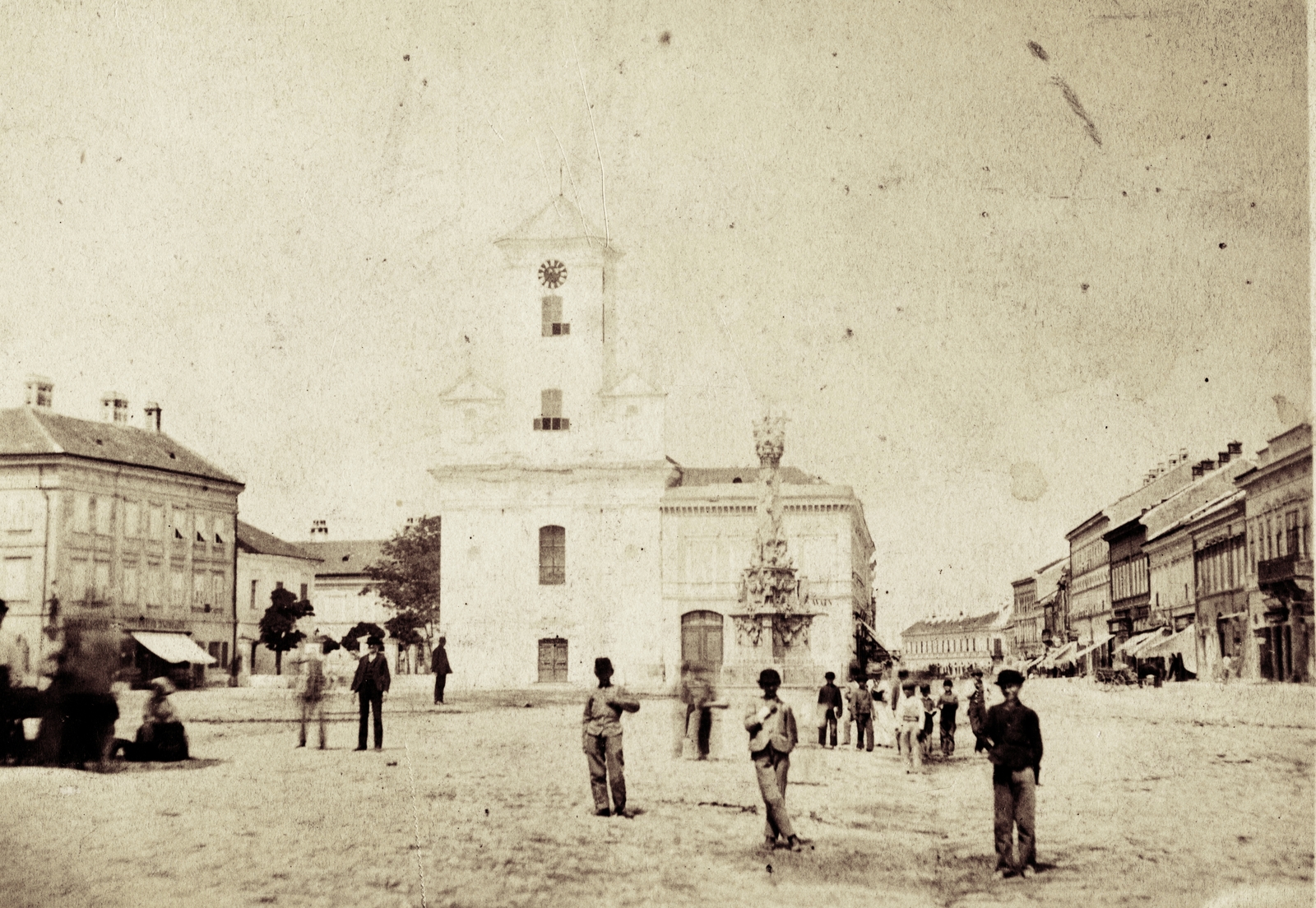 Szerbia, Újvidék, Trg Slobode (eredetileg Ferenc József tér, késöbb Országzászló tér), az 1892-ben lebontott katolikus templom. Ma a Szűz Mária Szent Neve-templom (Crkva imena Marijinog) áll a helyén. A felvétel 1892 előtt készült., 1900, Rosta László, templom, szentháromság szobor, Fortepan #75320