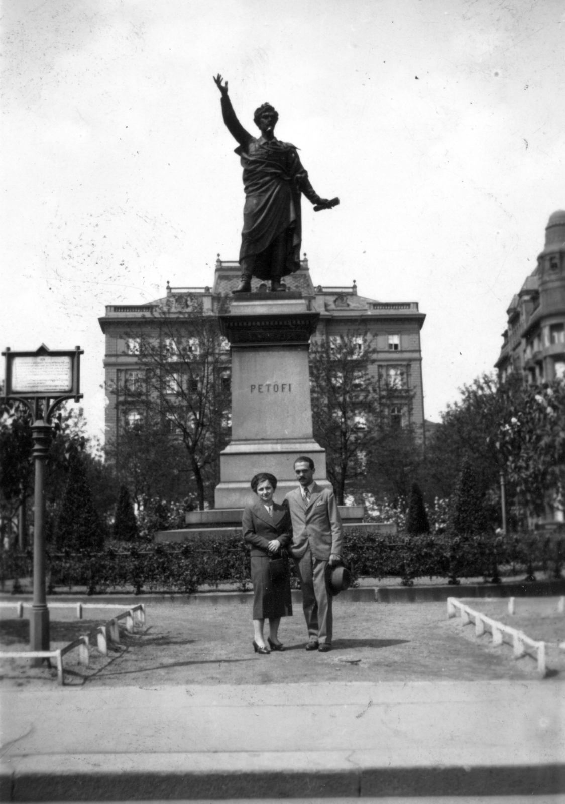 Hungary, Budapest V., Petőfi tér, Petőfi Sándor szobra (Huszár Andor, 1882.), háttérben a Carlton szálló déli homlokzata., 1940, Fortepan, sculpture, Petőfi-portrayal, Budapest, hat in hand, Fortepan #75375