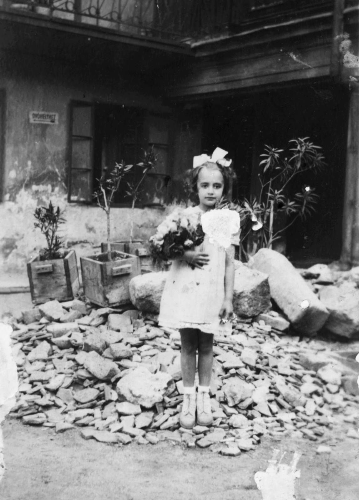 1945, Fortepan, label, girl, ribbon, white dress, inner courtyard, Fortepan #75381