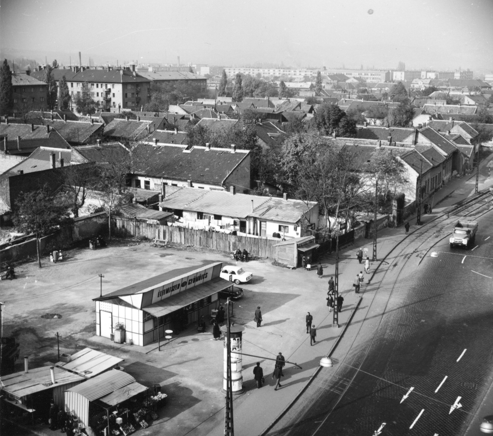 Hungary, Budapest III., a Szentendrei út eleje a Flórián tér 4-5. számú házból fényképezve., 1968, Stipkovits Fülöp, Soviet brand, commercial vehicle, street view, genre painting, ZIL-brand, ad pillar, Budapest, Fortepan #75390