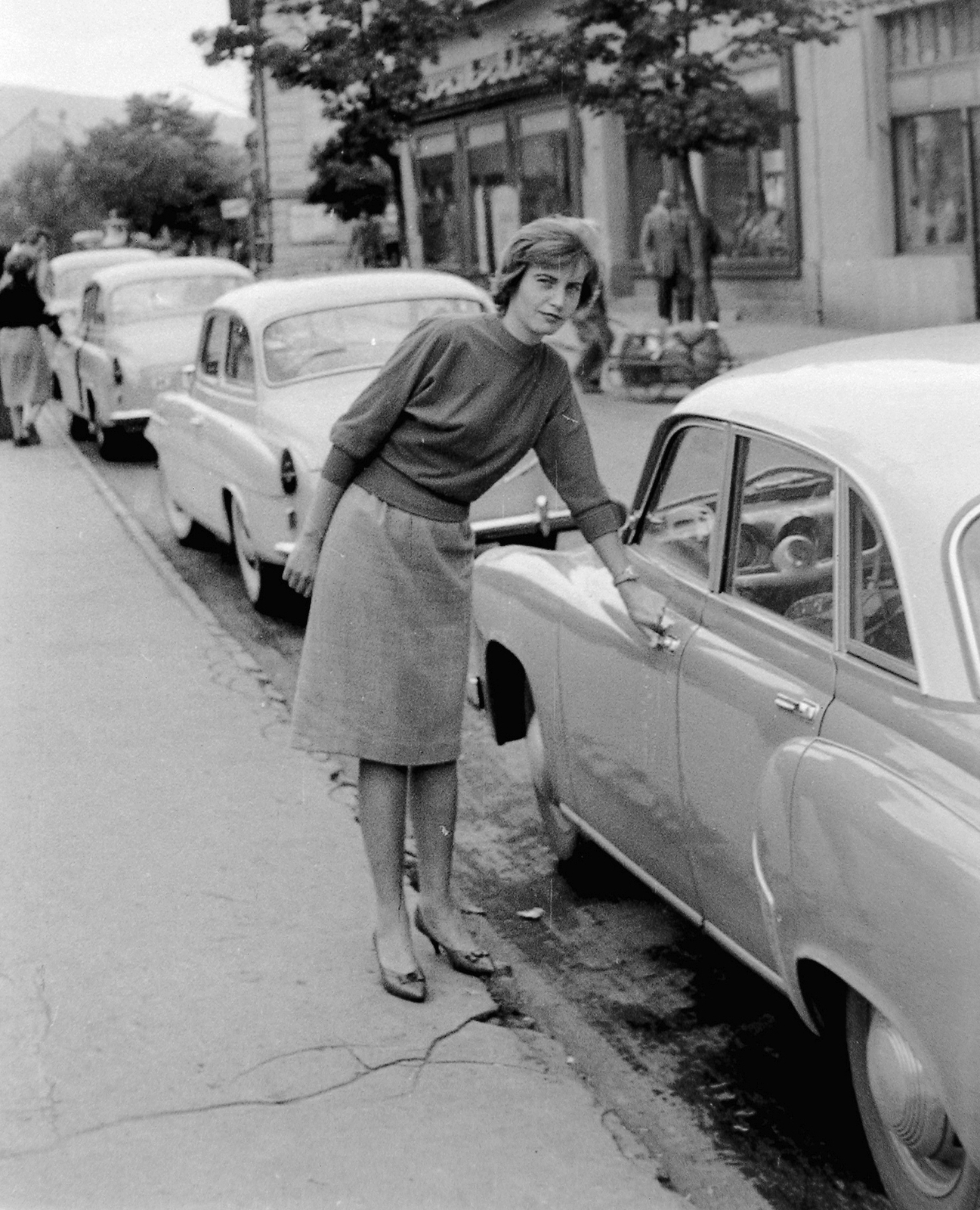 1966, Fortepan, utcakép, Skoda-márka, Wartburg-márka, karóra, hölgy, szoknya, automobil, Skoda Octavia, pulóver, tűsarkú cipő, Fortepan #754