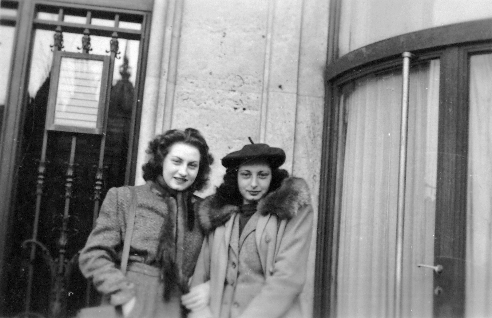Hungary, Budapest V., Kossuth Lajos tér 18., 1942, Fortepan, woman, double portrait, Budapest, hold upper arms, Fortepan #7540