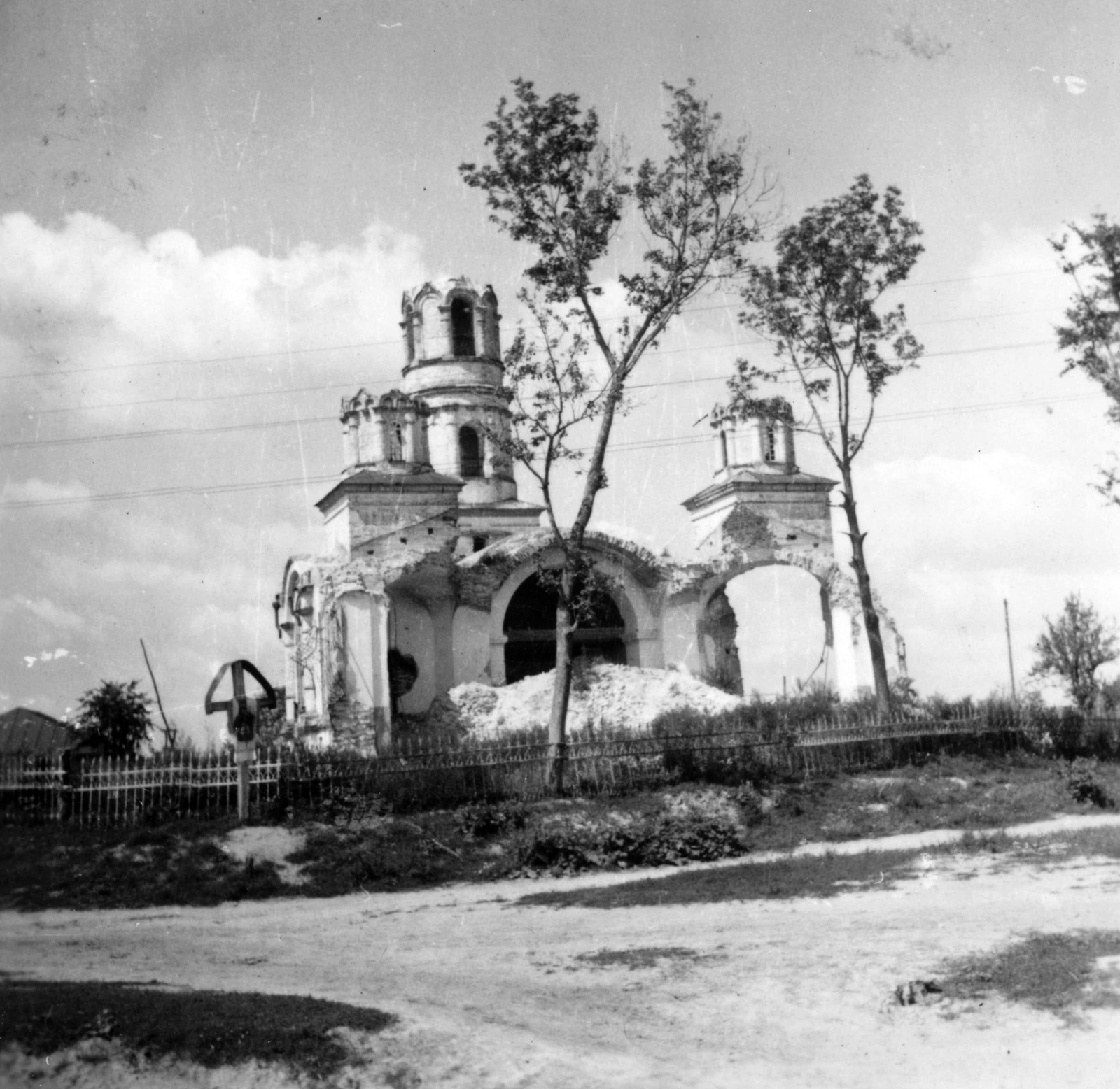 1942, Teller Ferenc, Gergelyi Béla, eastern front, church, second World War, damaged building, crucifix, Fortepan #75423