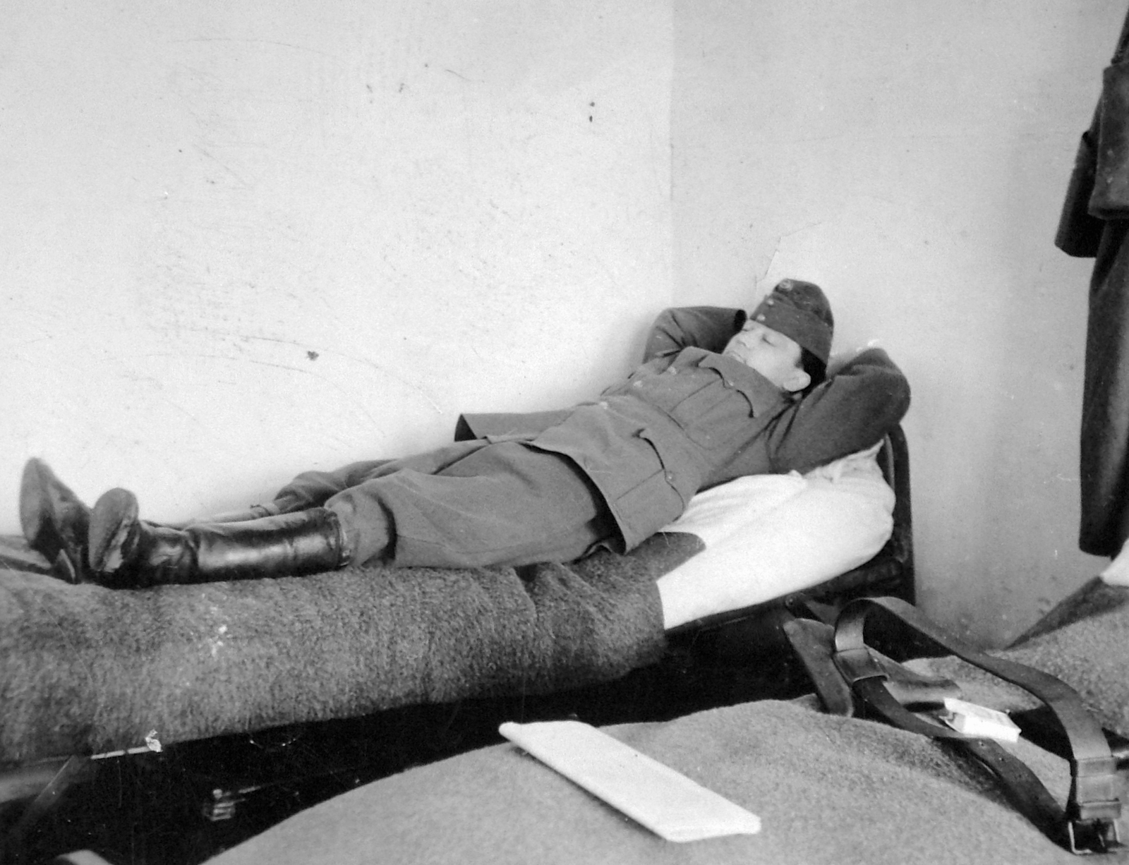 1940, Fortepan, soldier, dormitory, boots, Hungarian soldier, hands behind the head, berth, quarters, sleeping, Fortepan #7544