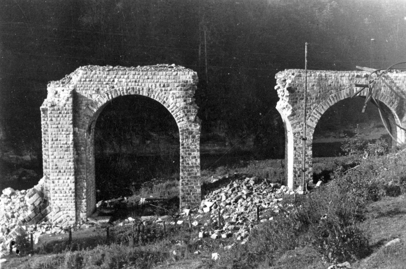 Ukraine, Yaremche, a Prut folyó felrobbantott viaduktjának déli hídfője., 1941, Teller Ferenc, Jankovich Ignác, second World War, wrecked bridge, viaduct, Fortepan #75440