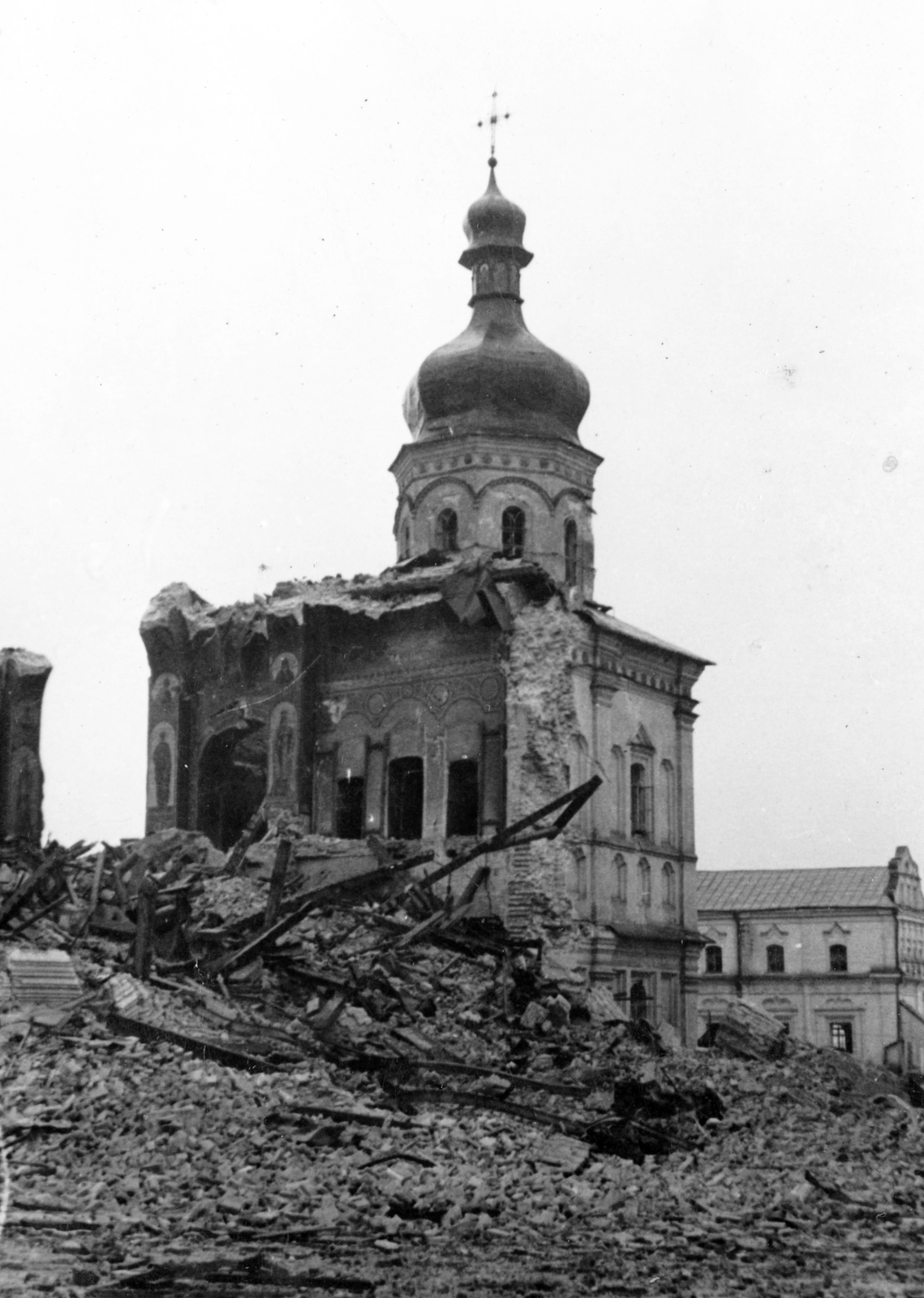 Ukrajna, Kijev, az ortodox Barlangkolostor (Pecserszka Lavra) területe, az Uszpenszkij- vagy Nagyboldogasszony-székesegyház, más néven Mária elszenderülése katedrális romjai.
, 1942, Teller Ferenc, Jankovich Ignác, második világháború, épületkár, Fortepan #75444