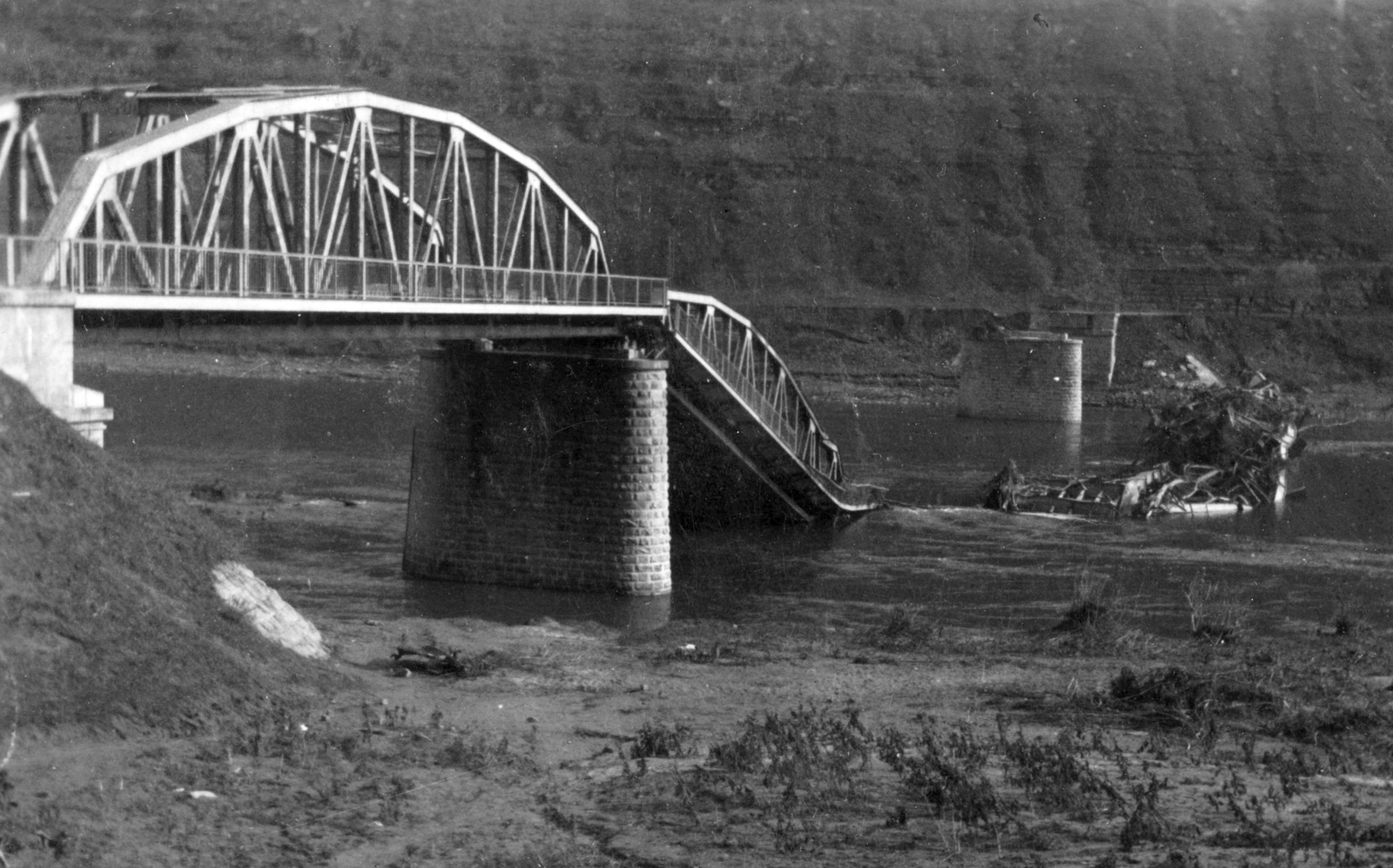Ukraine, a felrobbantott Dnyeszter híd Mihalcse és Usztecsko között., 1941, Teller Ferenc, Jankovich Ignác, eastern front, second World War, wrecked bridge, Fortepan #75447