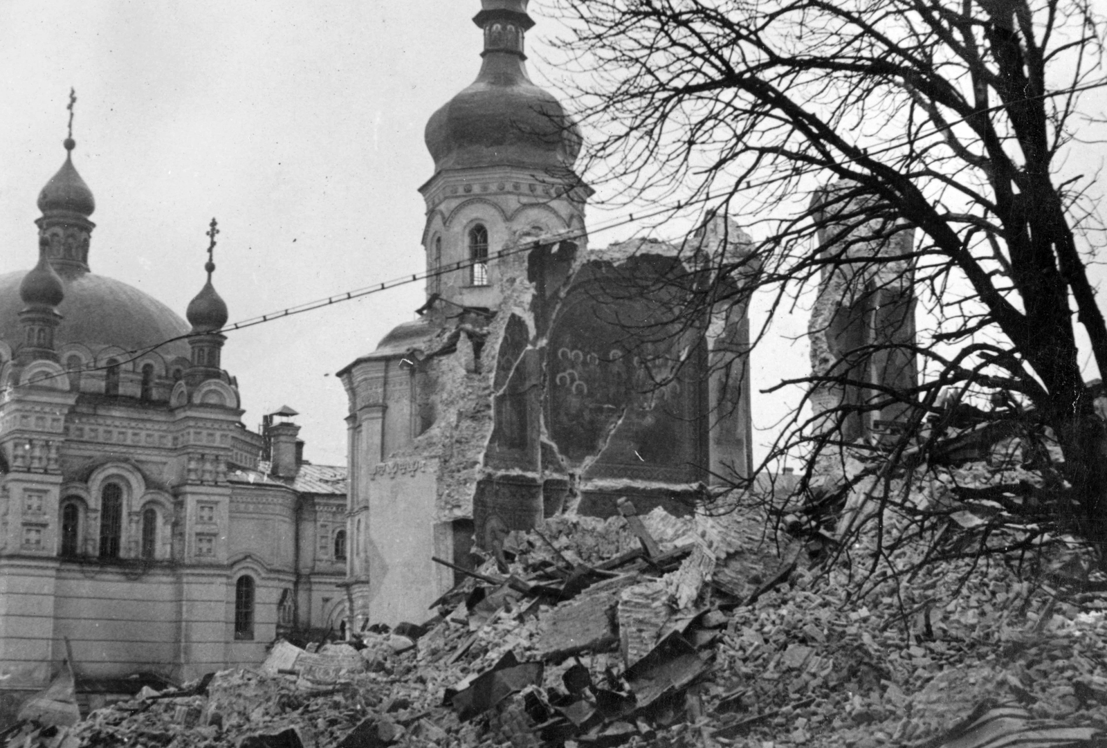 Ukraine, Kyiv, az ortodox Barlangkolostor (Pecserszka Lavra) területe, jobbra az Uszpenszkij- vagy Nagyboldogasszony-székesegyház, más néven Mária elszenderülése katedrális romjai, balra a Pecserszki Szent Antal és Teodóz templom.
, 1942, Teller Ferenc, Jankovich Ignác, second World War, damaged building, Eastern Orthodox Church, Fortepan #75449