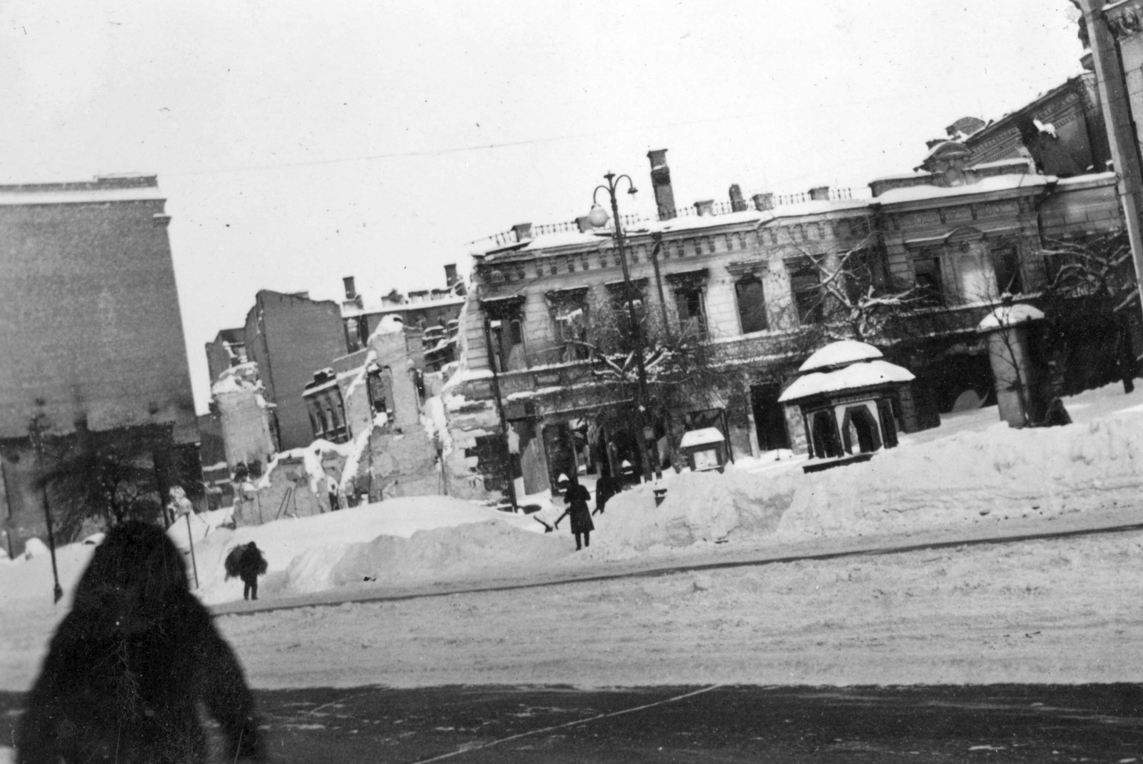 Ukraine, Kyiv, Hrescsatik sugárút, szemben a Ljuteranszka utca (Lutherstraße) torkolata., 1942, Teller Ferenc, Jankovich Ignác, winter, snow, second World War, damaged building, Fortepan #75455