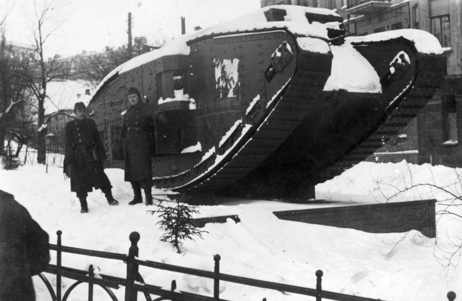 Ukraine, Kyiv, Mihajlo Hrusevszkij utca (ekkor Dr. Todt Strasse), angol gyártmányú Mark V típusú harckocsi Ukrajna Nemzeti Művészeti Múzeuma előtt, 1942, Teller Ferenc, Jankovich Ignác, winter, British brand, tank, second World War, Fortepan #75456