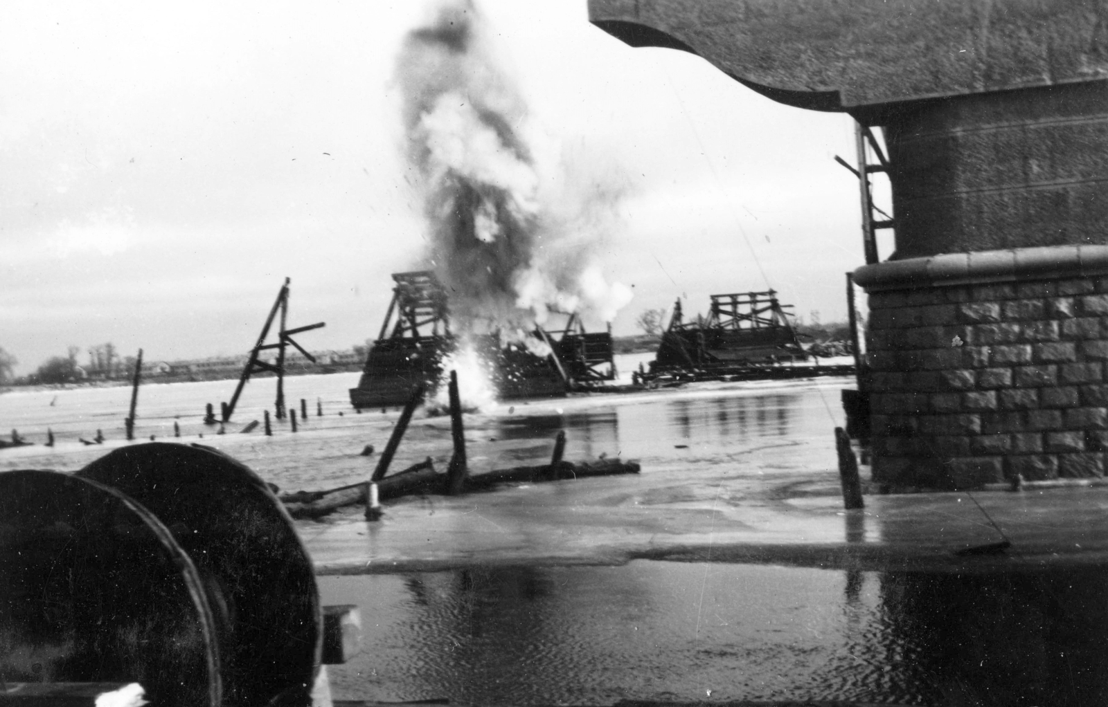 Ukraine, Kyiv, jobbra a Paton (ekkor Reichenau) híd építése a Dnyeper folyón, balra a Návodnyicki híd maradványai., 1941, Teller Ferenc, Jankovich Ignác, eastern front, bridge, second World War, wrecked bridge, Fortepan #75459