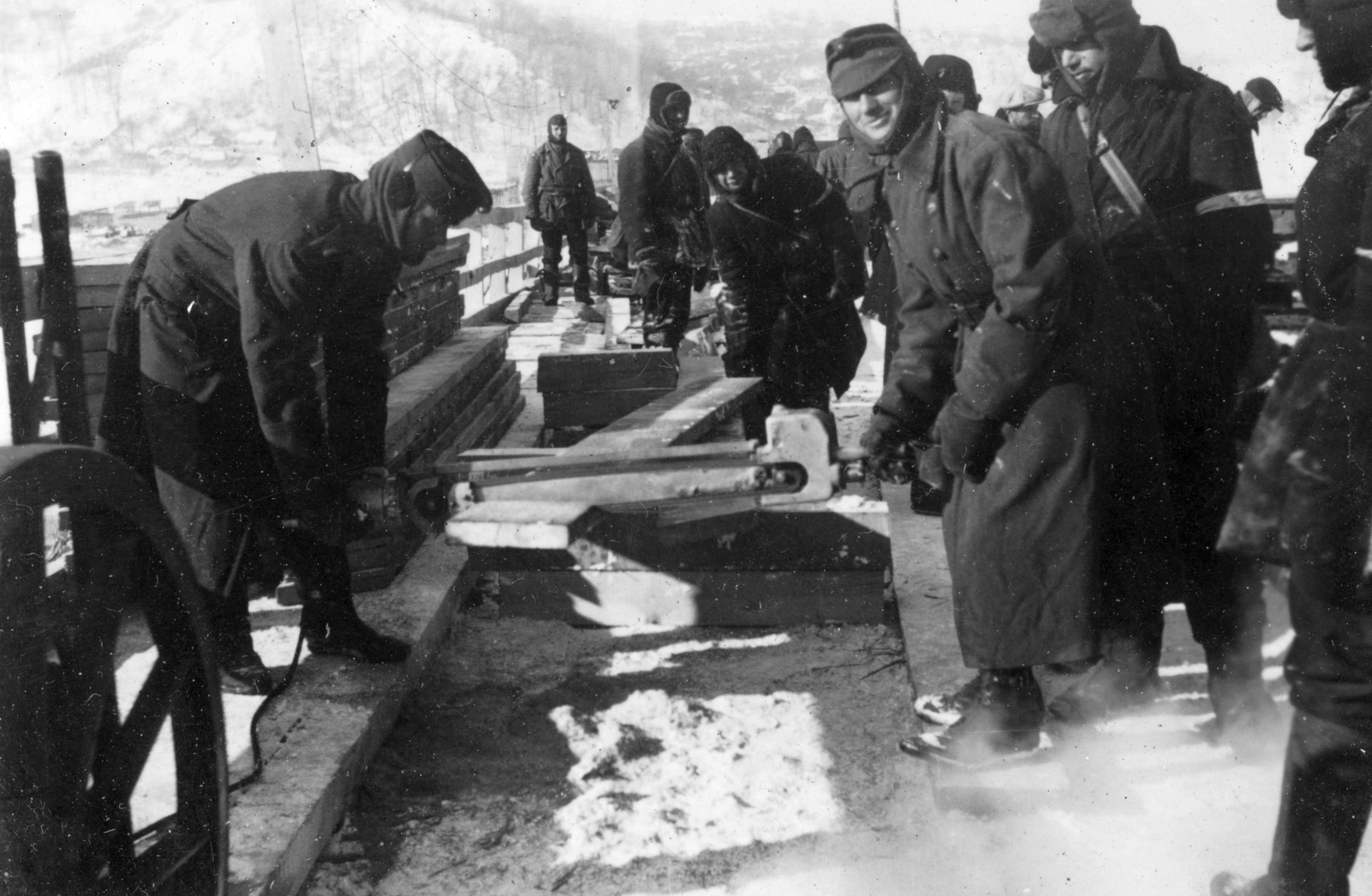 Ukraine, Kyiv, a Paton (ekkor Reichenau) híd építése a Dnyeper folyón., 1942, Teller Ferenc, Jankovich Ignác, second World War, bridge building, Fortepan #75470