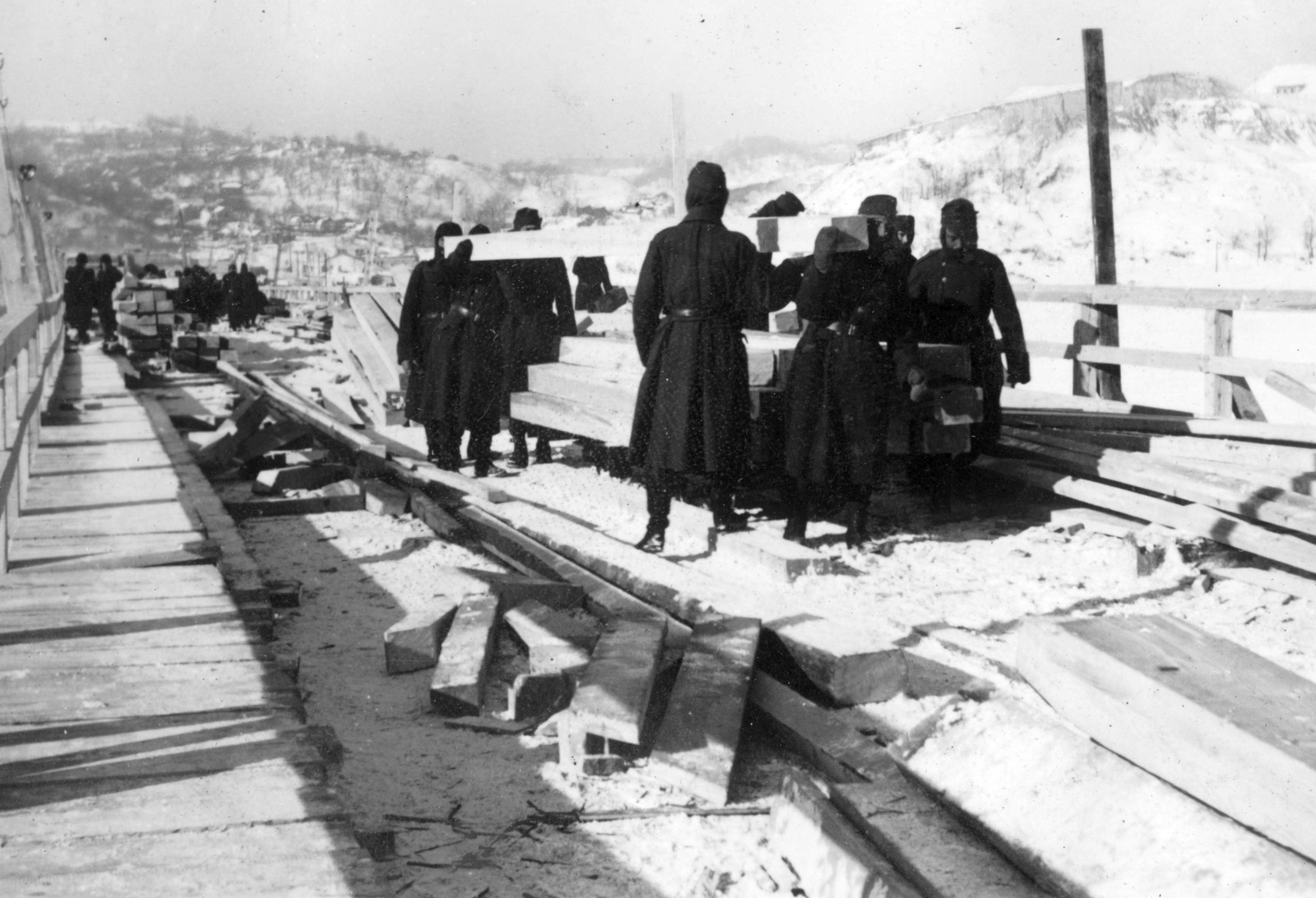 Ukraine, Kyiv, a Paton híd építése a Dnyeper folyón., 1942, Teller Ferenc, Jankovich Ignác, second World War, bridge building, Fortepan #75475