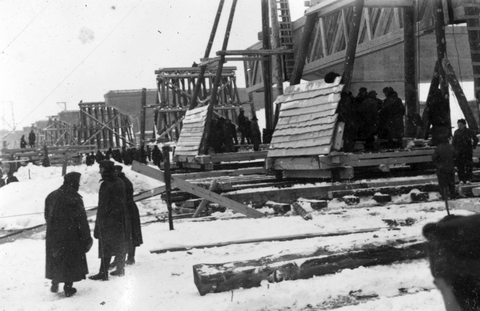 Ukraine, Kyiv, a Paton (ekkor Reichenau) híd építése a Dnyeper folyón., 1942, Teller Ferenc, Jankovich Ignác, winter, bridge, second World War, bridge building, Fortepan #75478