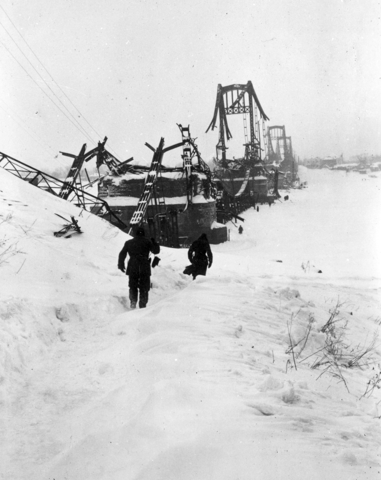 Ukraine, Kyiv, a szovjet hadsereg által felrobbantott Jevgenyija Bos híd roncsai a Dnyeper folyó felett., 1942, Teller Ferenc, Jankovich Ignác, winter, second World War, bridge building, Fortepan #75482