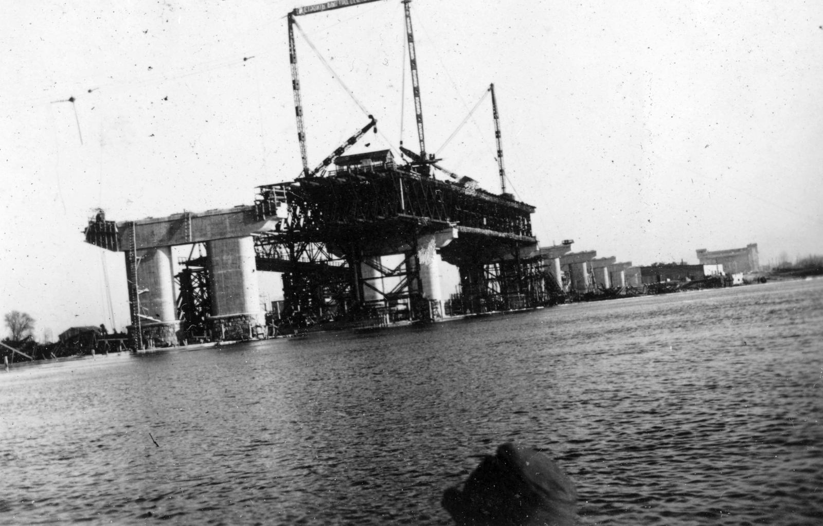 Ukraine, Kyiv, a Paton (ekkor Reichenau) híd építése a Dnyeper folyón., 1941, Teller Ferenc, Jankovich Ignác, Soviet Union, river, bridge building, Fortepan #75484