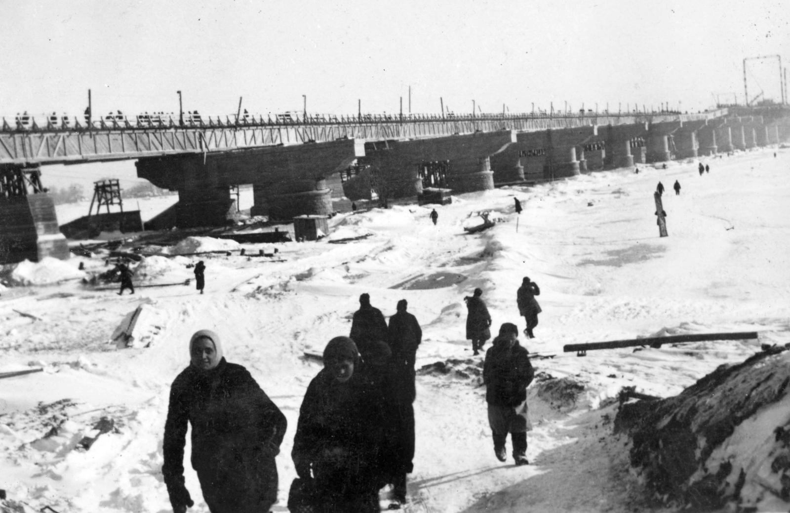 Ukraine, Kyiv, az elkészült Paton (ekkor Reichenau) híd a Dnyeper folyón., 1942, Teller Ferenc, Jankovich Ignác, winter, bridge, second World War, Fortepan #75492