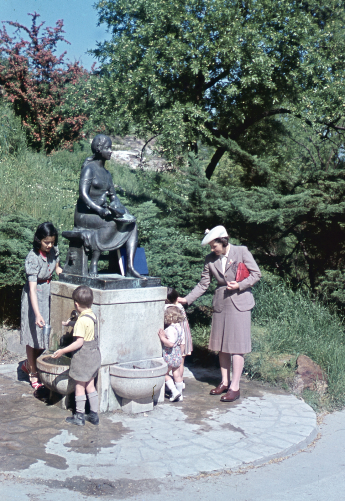 Hungary, Budapest XI., játszótér a Gellért Gyógyfürdővel szemben a mai Szabó Dezső sétányon. Hamupipőke kútszobor (Kallós Ede, 1931.)., 1939, Fortepan, colorful, well, sculpture, women, genre painting, summer, kids, Budapest, Fortepan #75501