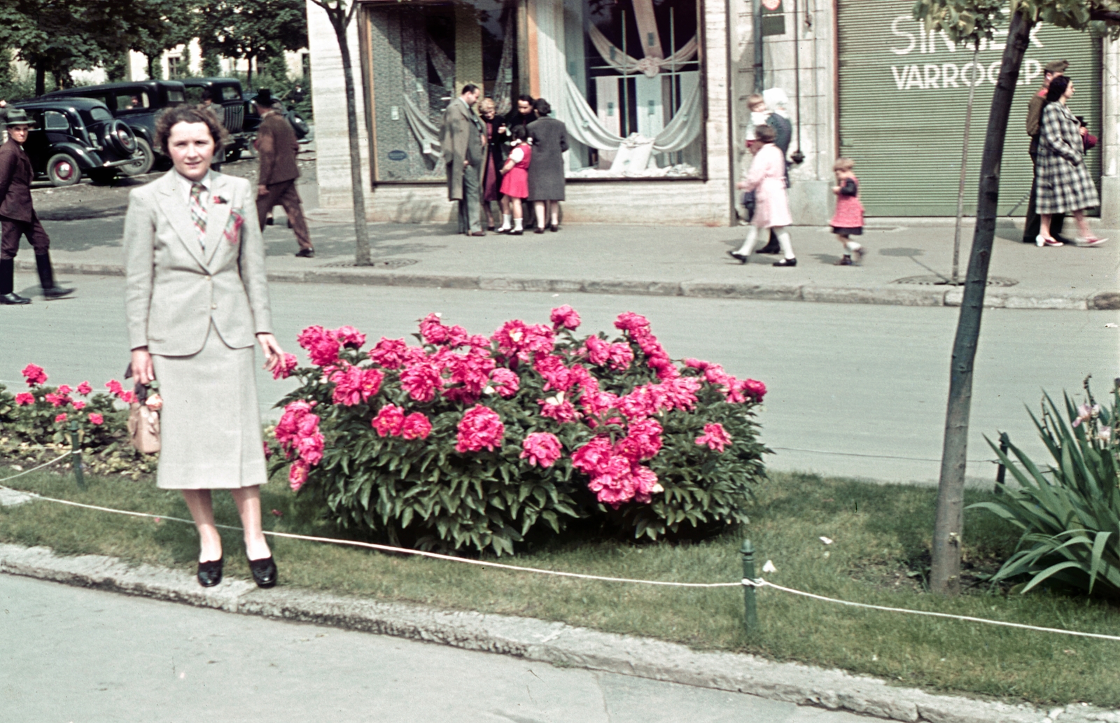 Hungary, Gyöngyös, Fő (Hanisz) tér., 1939, Fortepan, portrait, colorful, street view, woman, automobile, rose, Fortepan #75503