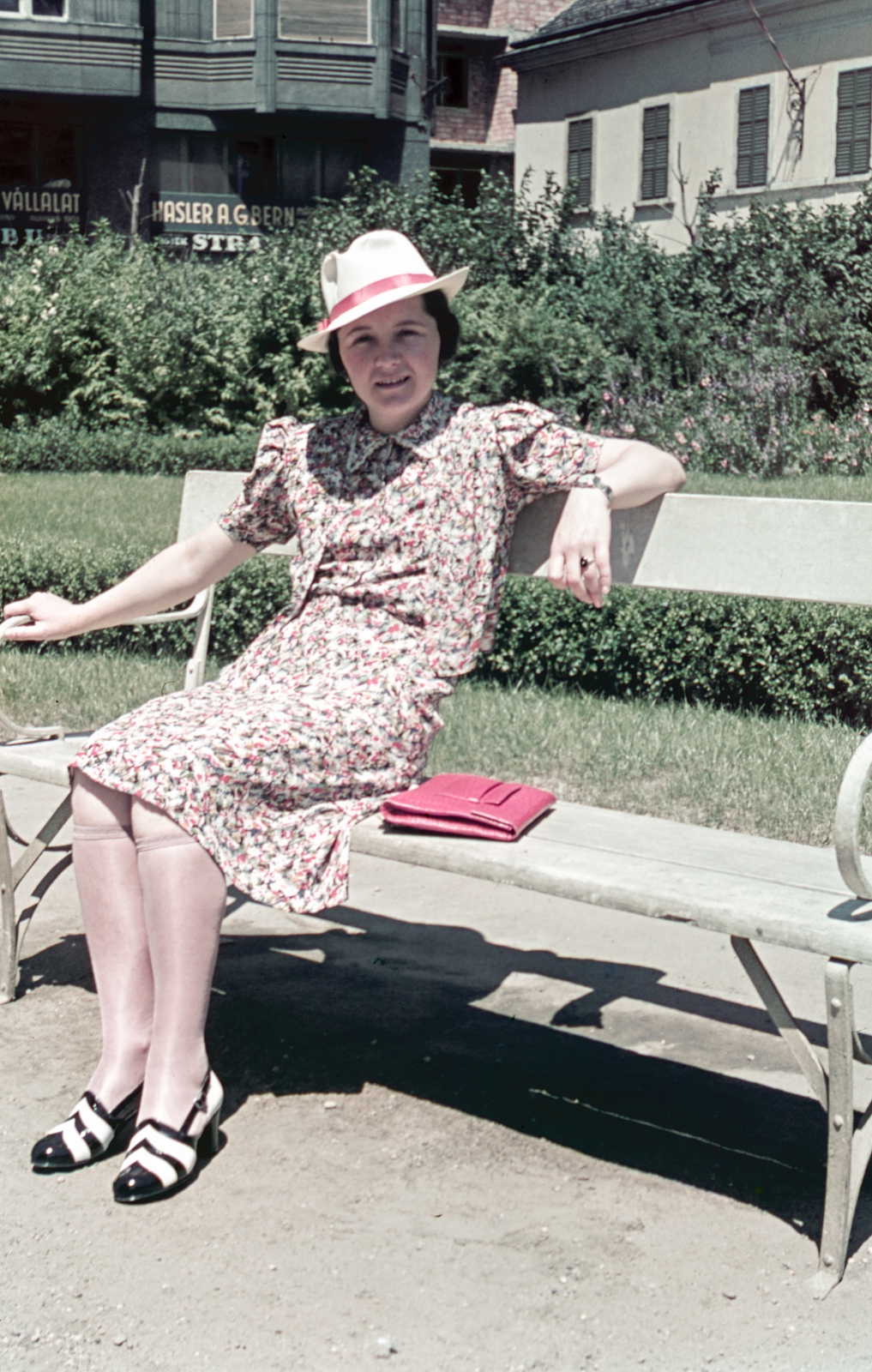 Hungary, Budapest V., Március 15. (Eskü) tér, háttérben a Galamb utca torkolata., 1939, Fortepan, portrait, hat, sunshine, colorful, summer, woman, bench, handbag, Budapest, knee socks, Fortepan #75505