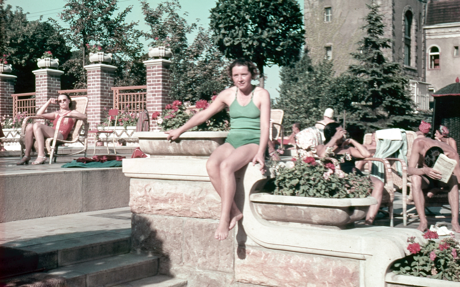 Hungary, Budapest XI., Gellért Gyógyfürdő., 1939, Fortepan, portrait, beach, free time, bathing suit, sunshine, colorful, bathing, summer, woman, Budapest, flower box, Fortepan #75508