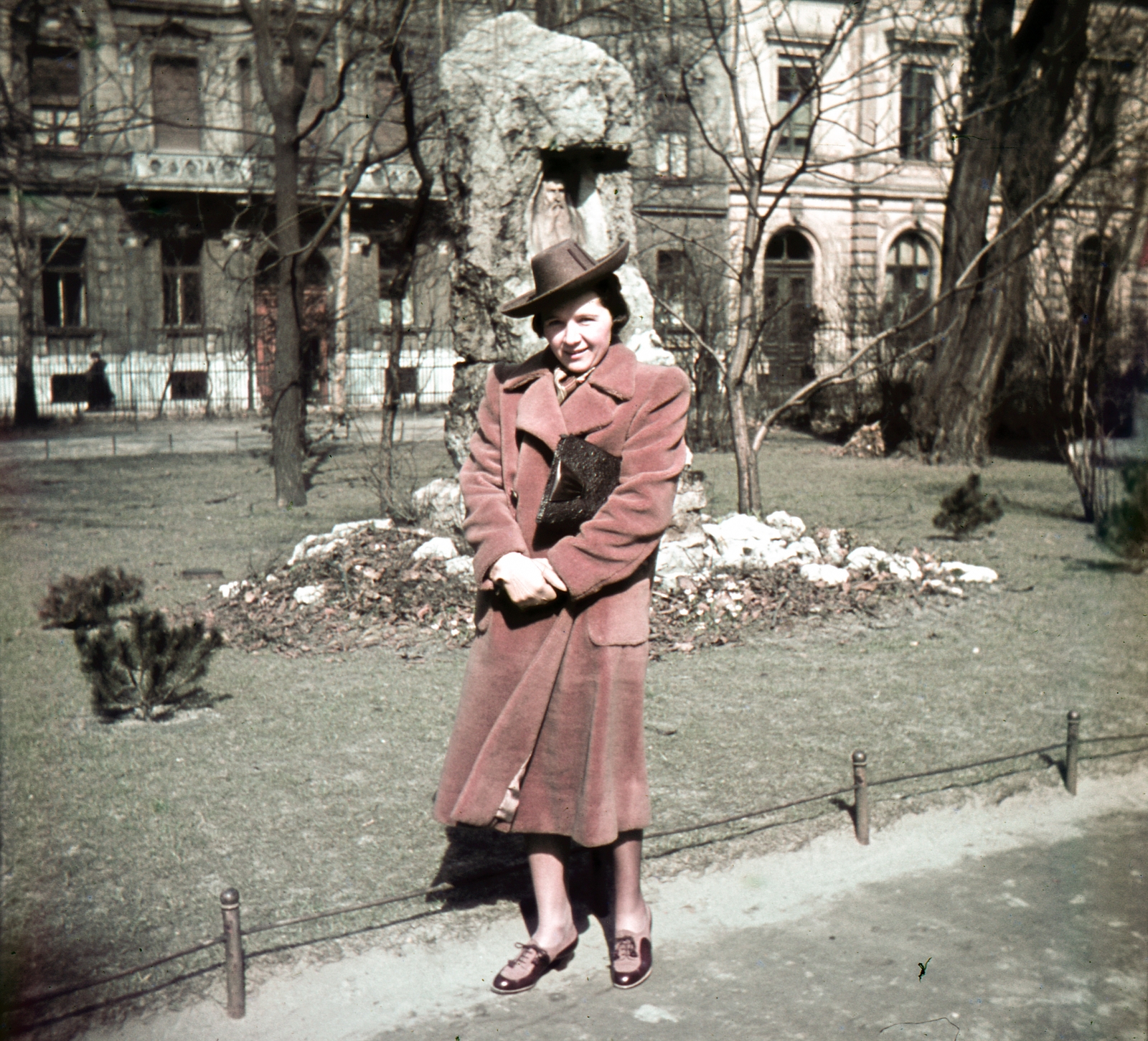 Hungary, Budapest VIII., Múzeumkert, háttérben a Bródy Sándor (Sándor) utca épületei., 1939, Fortepan, portrait, colorful, sculpture, woman, winter coat, Budapest, Fortepan #75509