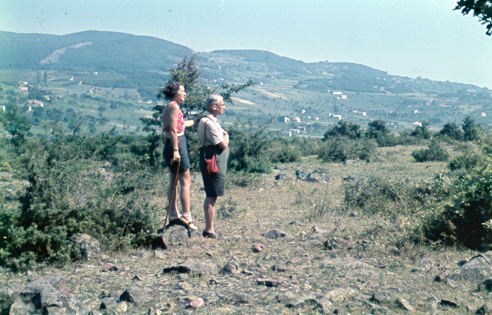 Magyarország,Balaton, Badacsonytomaj,Badacsony, kilátás Badacsonyörs és az Örsi hegy felé., 1939, Fortepan, színes, kirándulás, férfi, nő, hegyoldal, domb, sétabot, Fortepan #75510