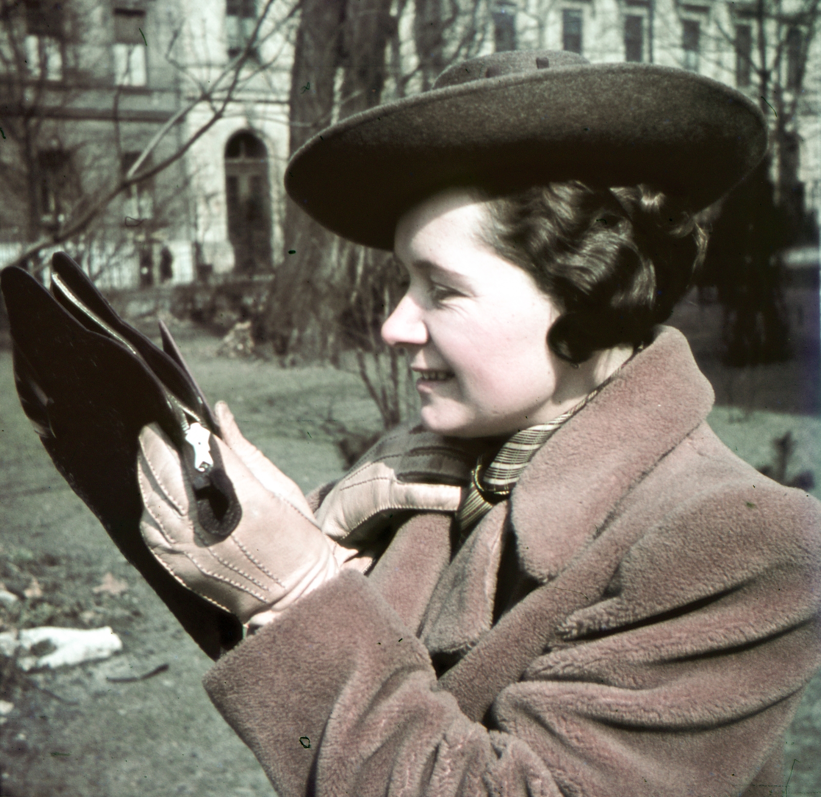 Hungary, Budapest VIII., Múzeumkert, háttérben a Bródy Sándor (Sándor) utca épületei., 1939, Fortepan, portrait, hat, winter, colorful, smile, woman, Budapest, Fortepan #75513