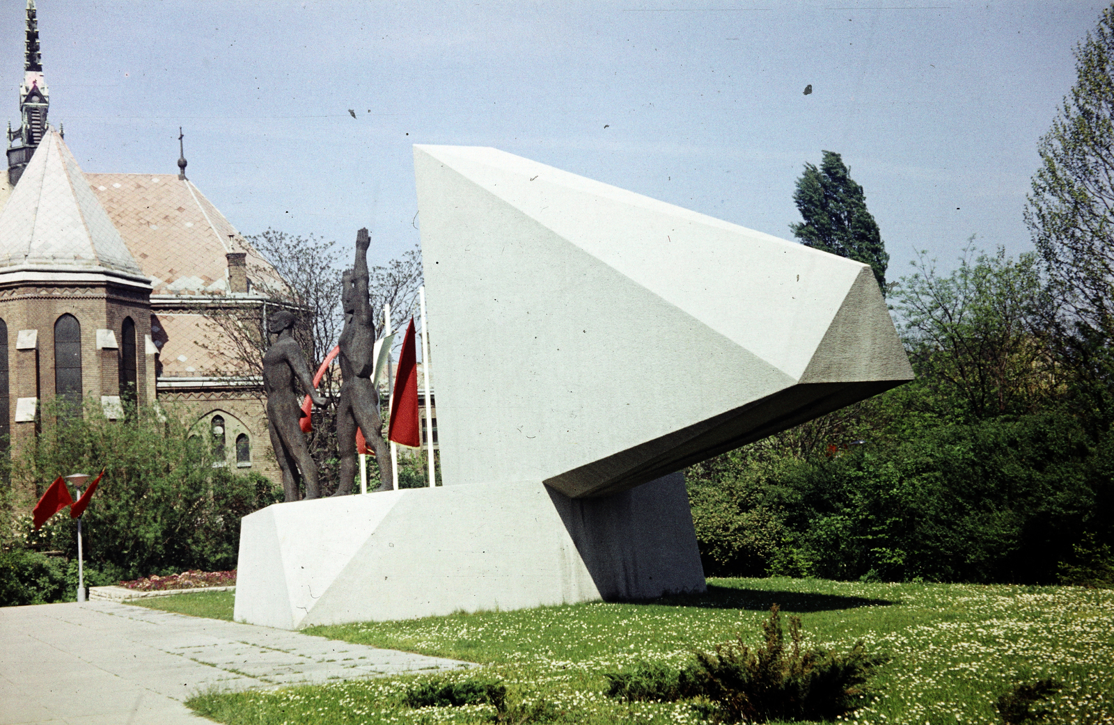 Hungary, Budapest XIII., Béke tér, Felszabadulási emlékmű (id. Kalló Viktor, 1965.)., 1983, Kristek Pál, church, colorful, flag, sculpture, monument, Budapest, Fortepan #75530
