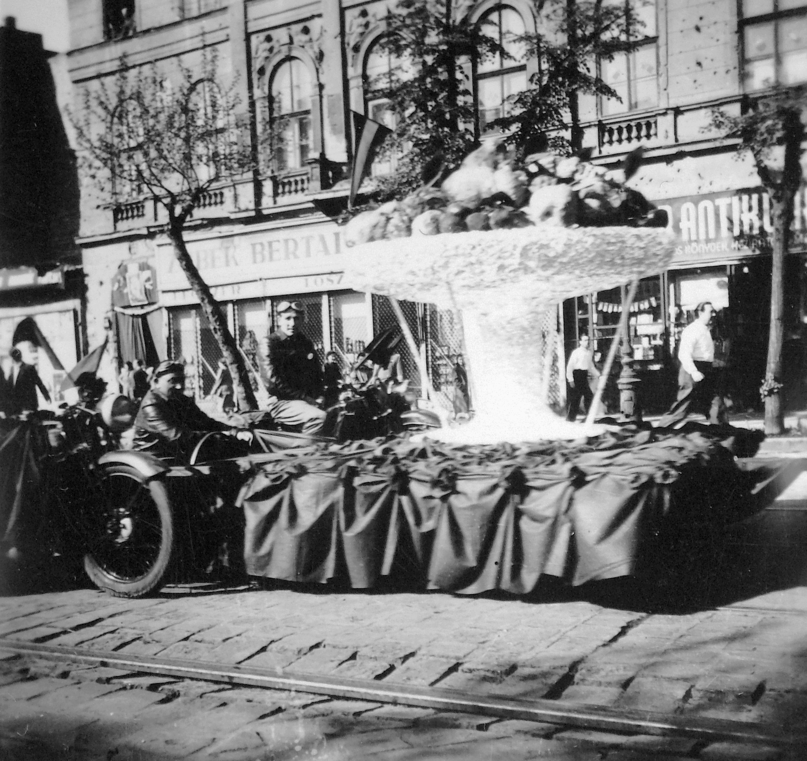 Magyarország, Budapest V., Múzeum körút 29., 1946, Fortepan, cégtábla, felvonulás, Budapest, pódiumautó, Fortepan #7554