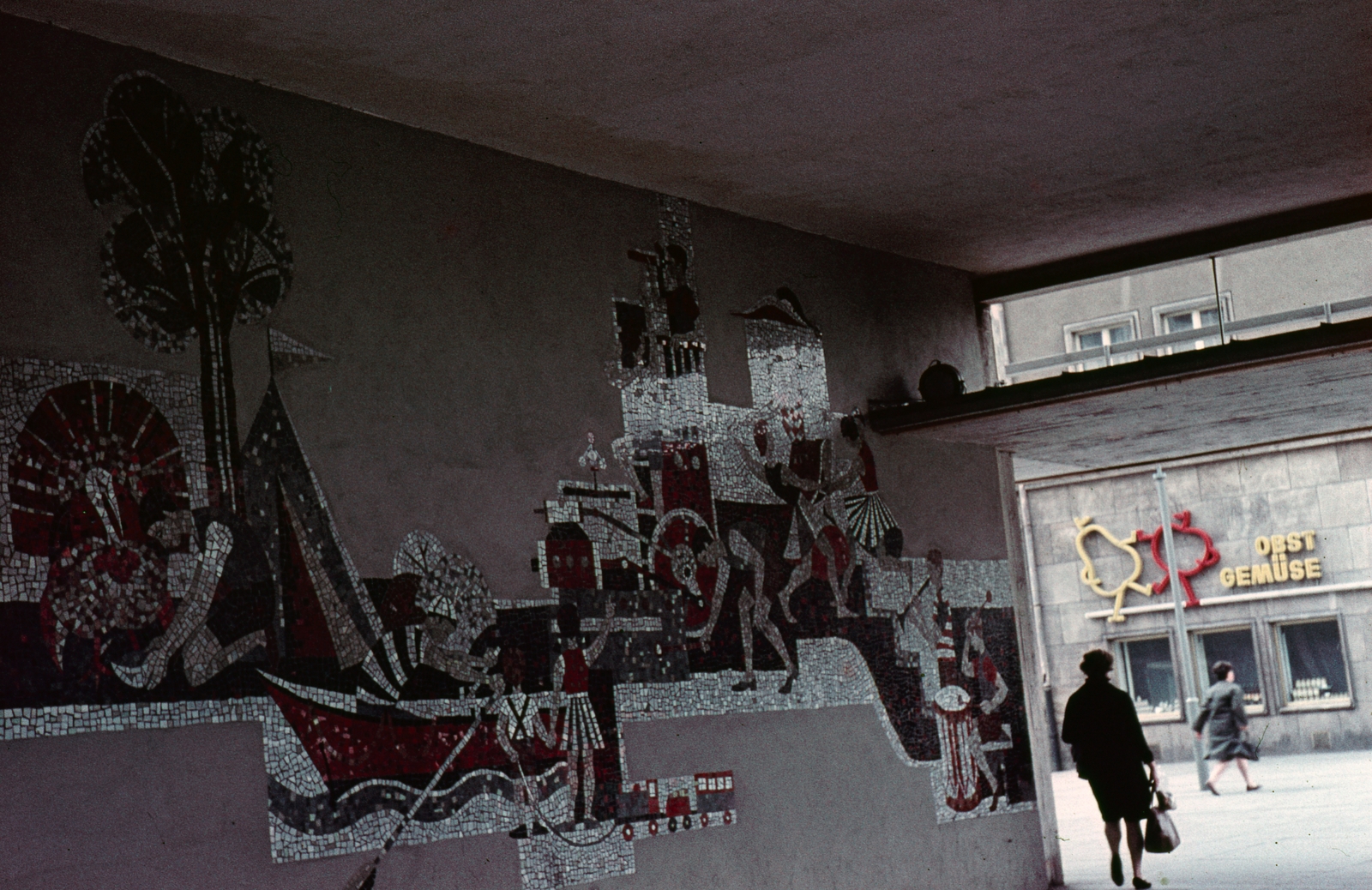 Németország, Drezda, a Webergasse bejárata a Wallstrasse felöl az Antonsplatz-nál., 1969, Kristek Pál, színes, NDK, mozaik, Fortepan #75543