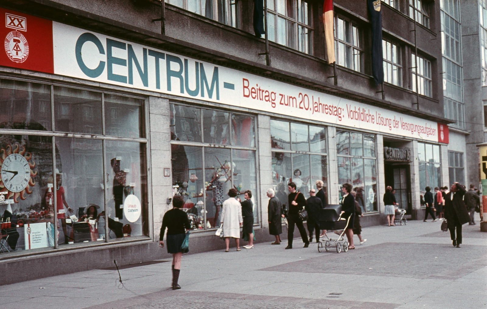 Németország, Drezda, Wilsdruffer Strasse (Ernst-Thälmann-Strasse)., 1969, Kristek Pál, színes, kirakat, babakocsi, NDK, Centrum Áruház, nemzeti jelkép, próbababa, német szöveg, Fortepan #75545