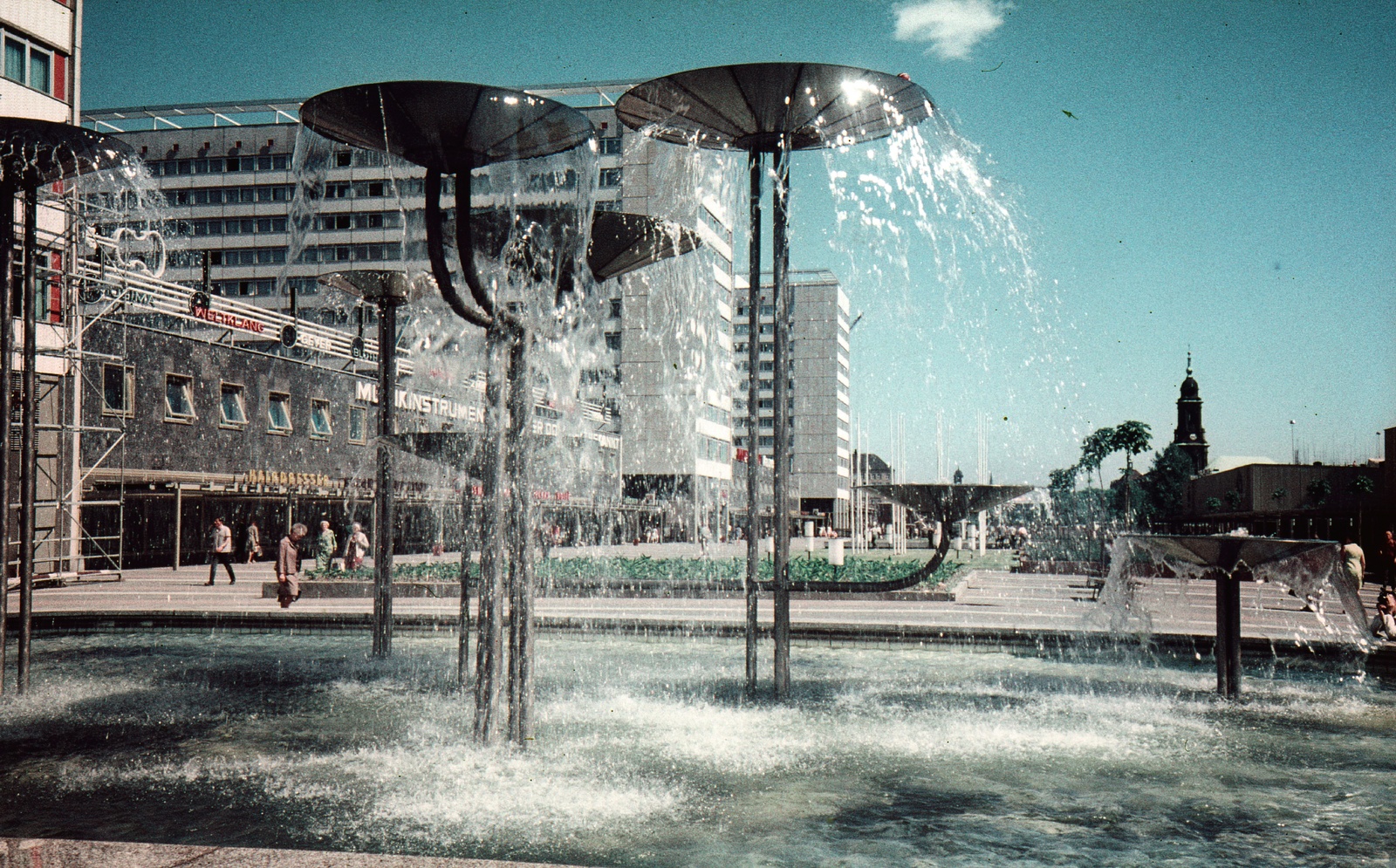 Germany, Dresden, Prager Strasse a Wiener Platz (ekkor névtelen, később Leninplatz) felől nézve., 1969, Kristek Pál, colorful, fountain, GDR, Fortepan #75547