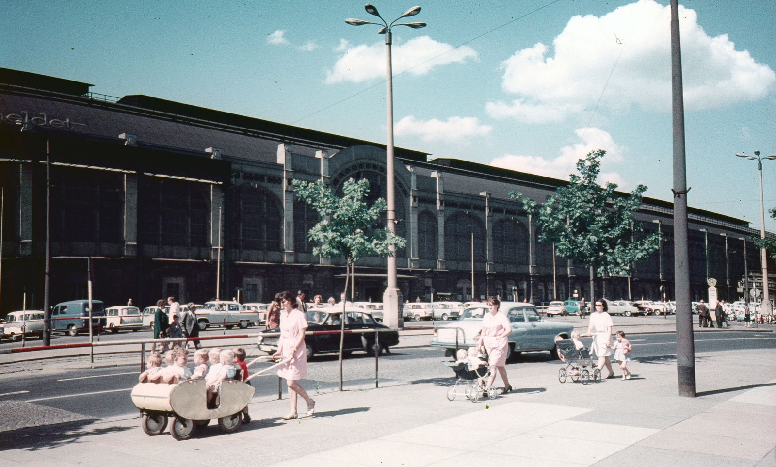 Németország, Drezda, Főpályaudvar a Wiener Platz (ekkor névtelen, később Leninplatz) felől nézve., 1969, Kristek Pál, színes, babakocsi, NDK, Fortepan #75548