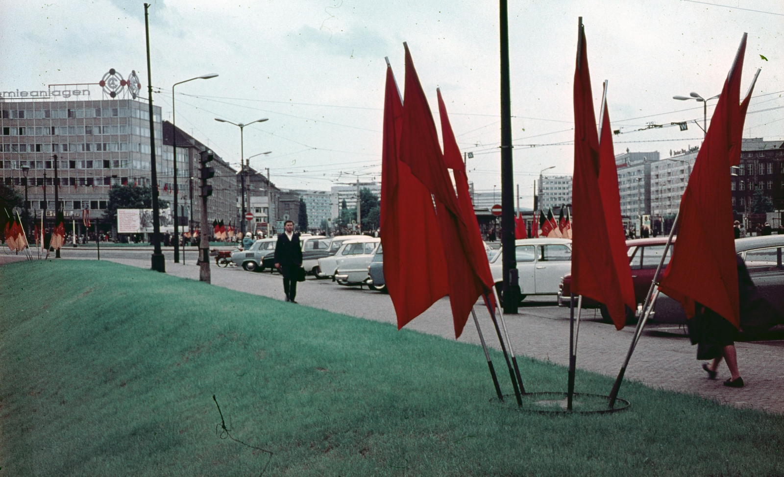 Németország, Drezda, Postplatz, szemben a Wallstrasse., 1969, Kristek Pál, színes, zászló, utcakép, NDK, parkoló, Fortepan #75553