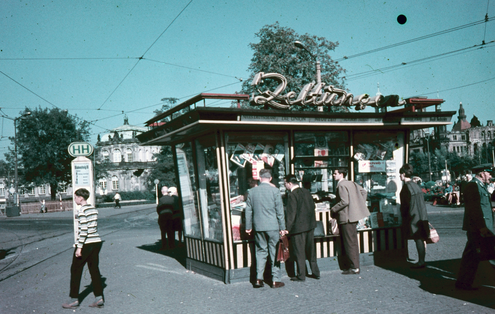 Németország, Drezda, Postplatz., 1969, Kristek Pál, színes, NDK, újságárus, pavilon, villamosmegálló, neon felirat, Fortepan #75556