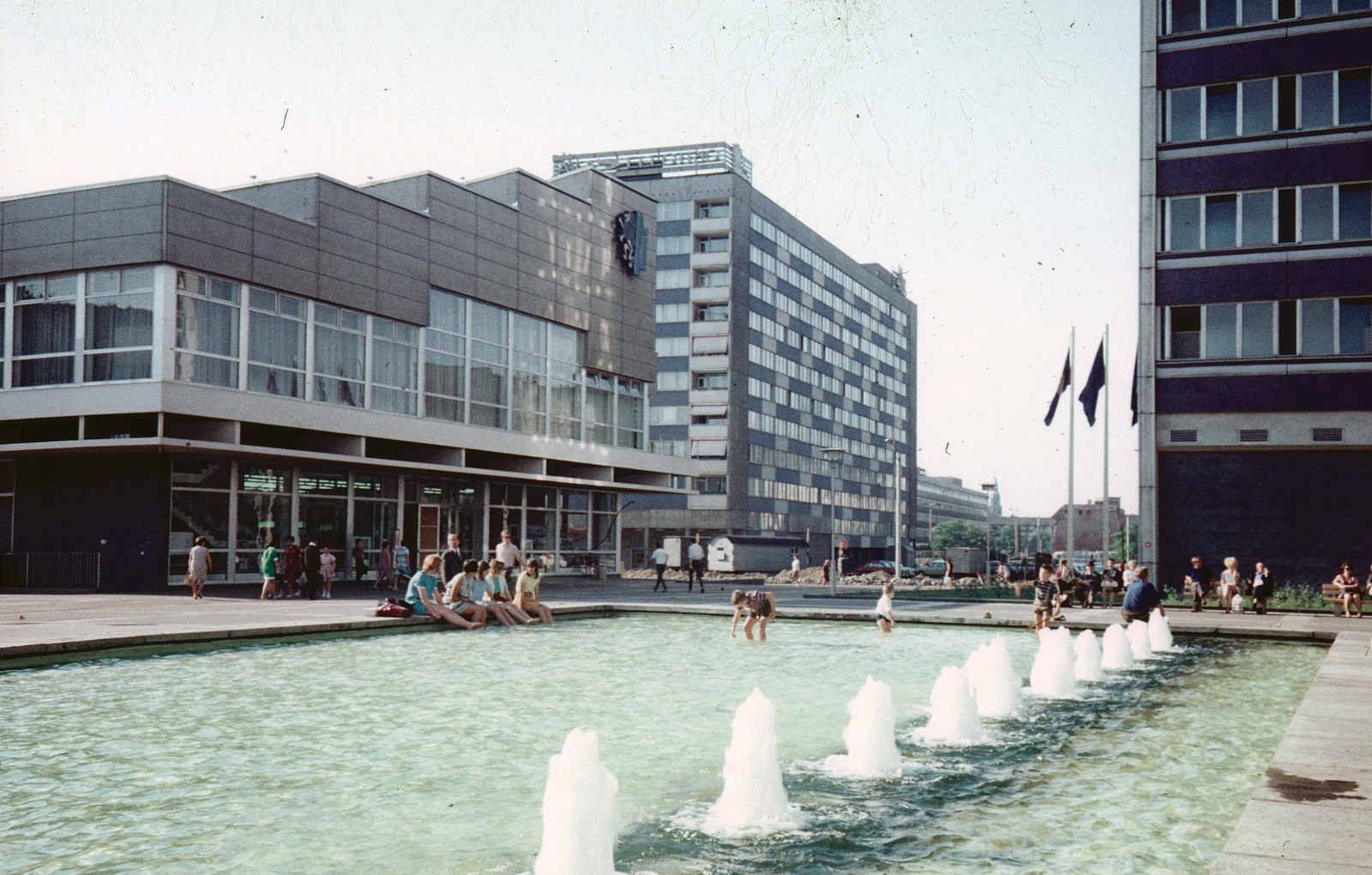 Németország, Lipcse, Reichsstrasse a Brühl felé nézve., 1969, Kristek Pál, színes, szökőkút, NDK, modern építészet, Fortepan #75561