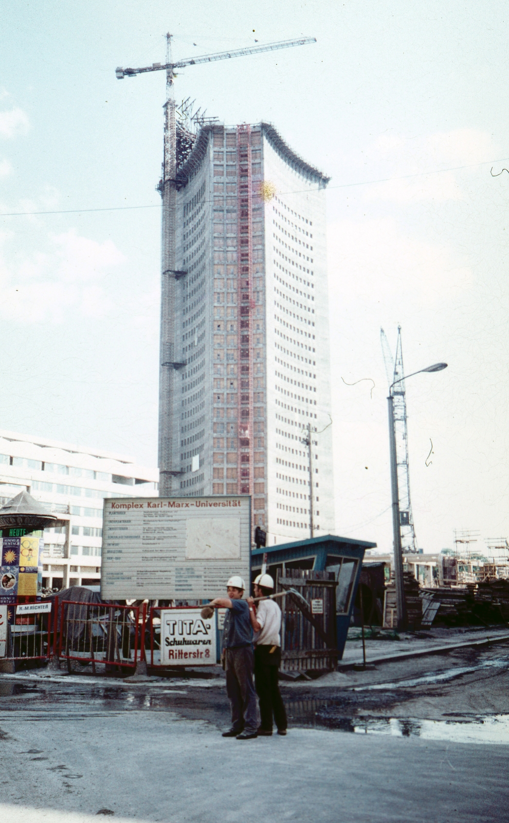 Németország, Lipcse, az egyetem toronyépületének építkezése az Universitätsstrasse felől nézve., 1969, Kristek Pál, színes, építkezés, NDK, felhőkarcoló, magasház, Fortepan #75563