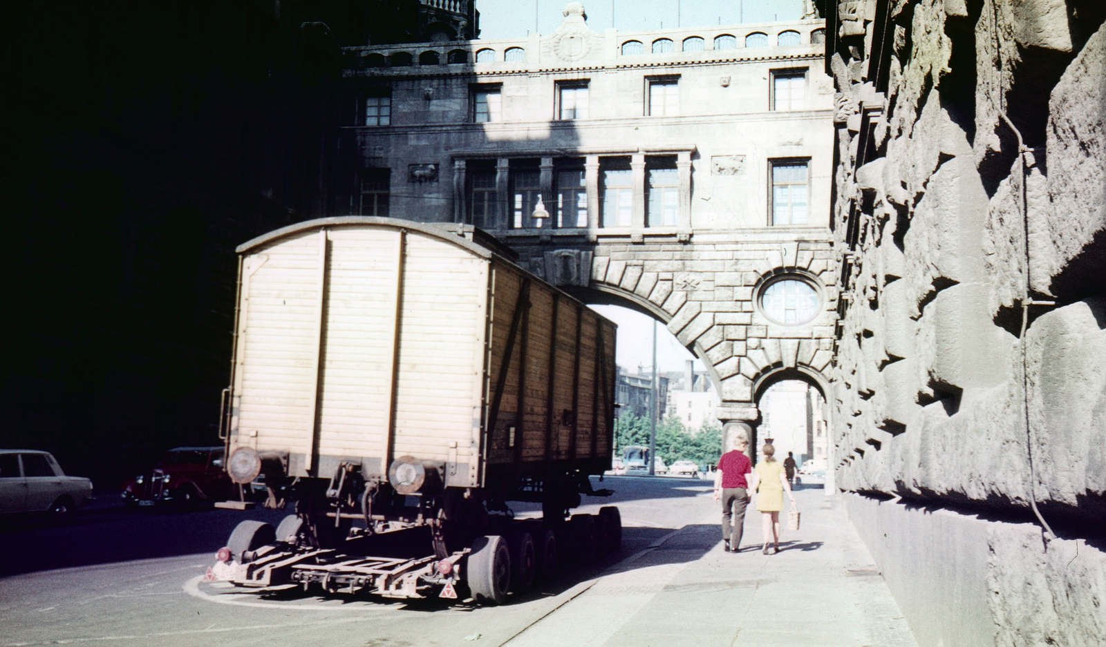 Németország, Lipcse, Lotterstrasse, átjáró az Új városháza épületei között., 1969, Kristek Pál, színes, NDK, autószállító, vasúti szerelvény, Fortepan #75567