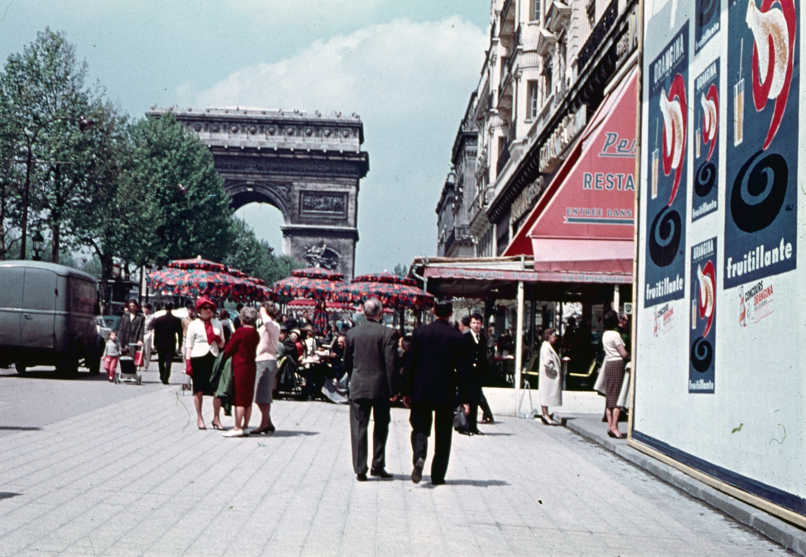 France, Paris, Avenue des Champs-Élysées a Diadalív felé nézve., 1963, Kristek Pál, colorful, triumphal arch, Neoclassical architecture, Jean-François Chalgrin-design, poster, Fortepan #75570