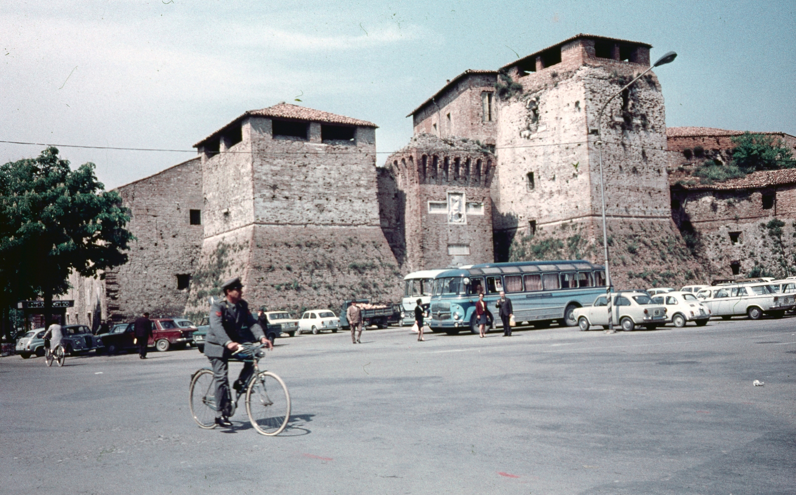 Italy, Rimini, Piazza Malatesta, Castel Sismondo., 1970, Kristek Pál, bicycle, castle, colorful, bus, Filippo Brunelleschi-design, Sigismondo Pandolfo Malatesta-design, car park, Fortepan #75576