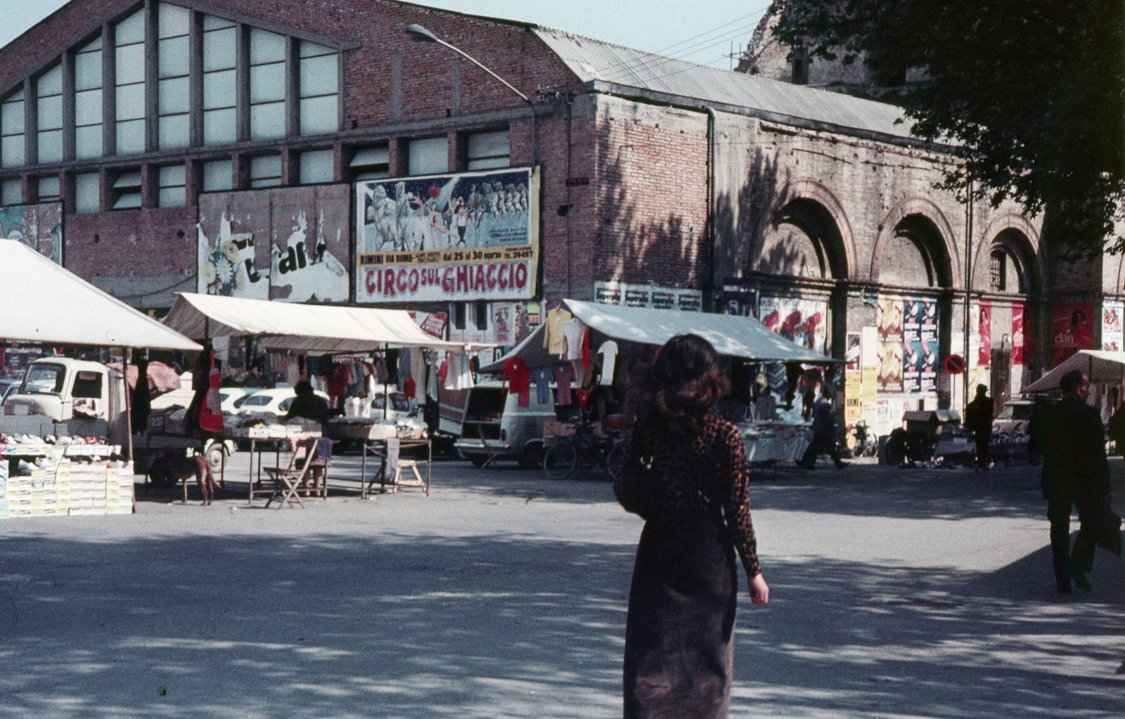 Olaszország, Rimini, Piazza Malatesta, a Teatro A. Galli romjai., 1970, Kristek Pál, színes, Luigi Poletti-terv, Fiat 850 Familiare, Fortepan #75578